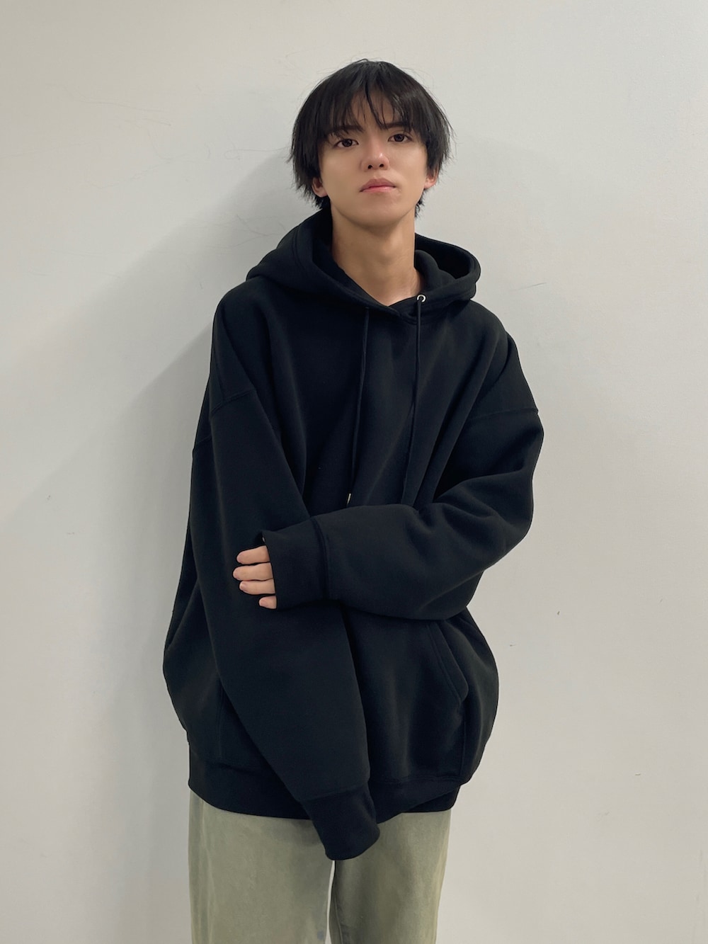 ブルー系のデニムパンツ、ブラック系のパーカーを着用したメンズの冬コーディネートの3枚目の写真