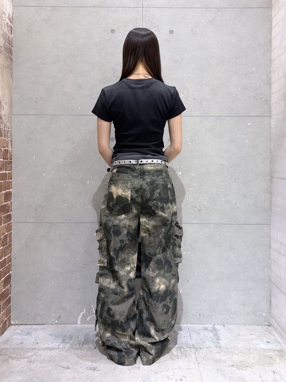 その他のカーゴパンツ、ブラック系のTシャツ/カットソーを着用したメンズの夏コーディネートの5枚目の写真