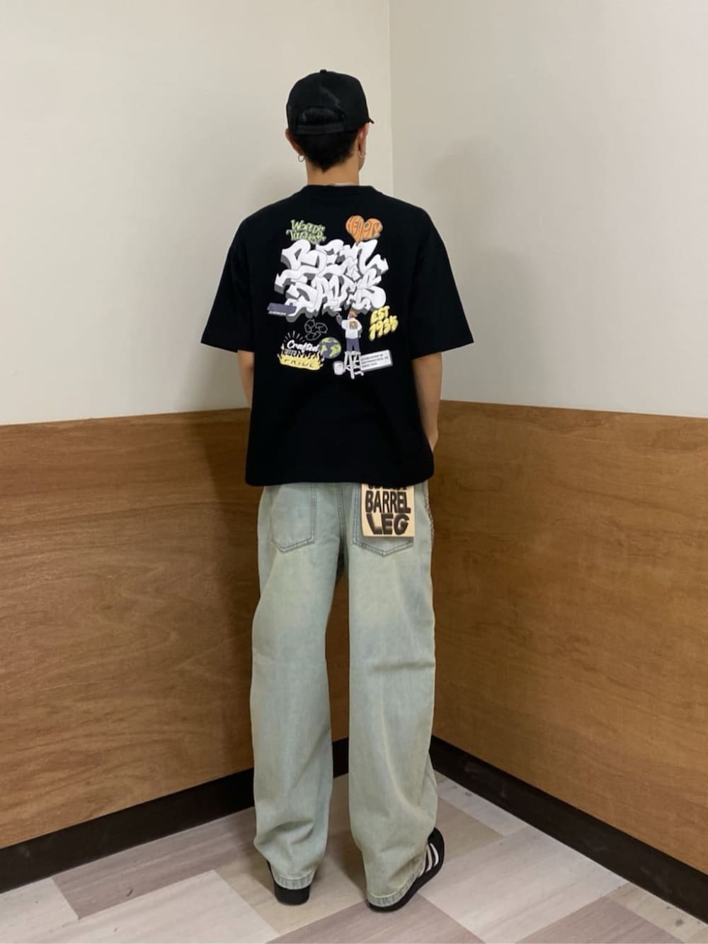 ブルー系のデニムパンツ、ブラック系のTシャツ/カットソーを着用したメンズの春コーディネートの2枚目の写真