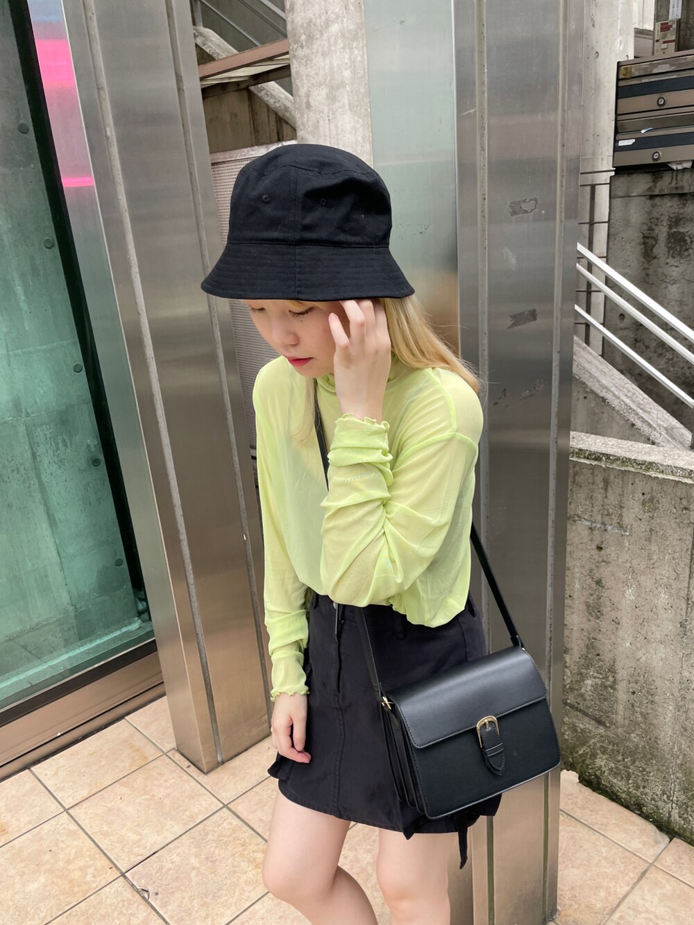 グリーン系のTシャツ/カットソー、ブラック系のショルダーバッグ、ブラック系のハットを着用したレディースの夏コーディネートの2枚目の写真