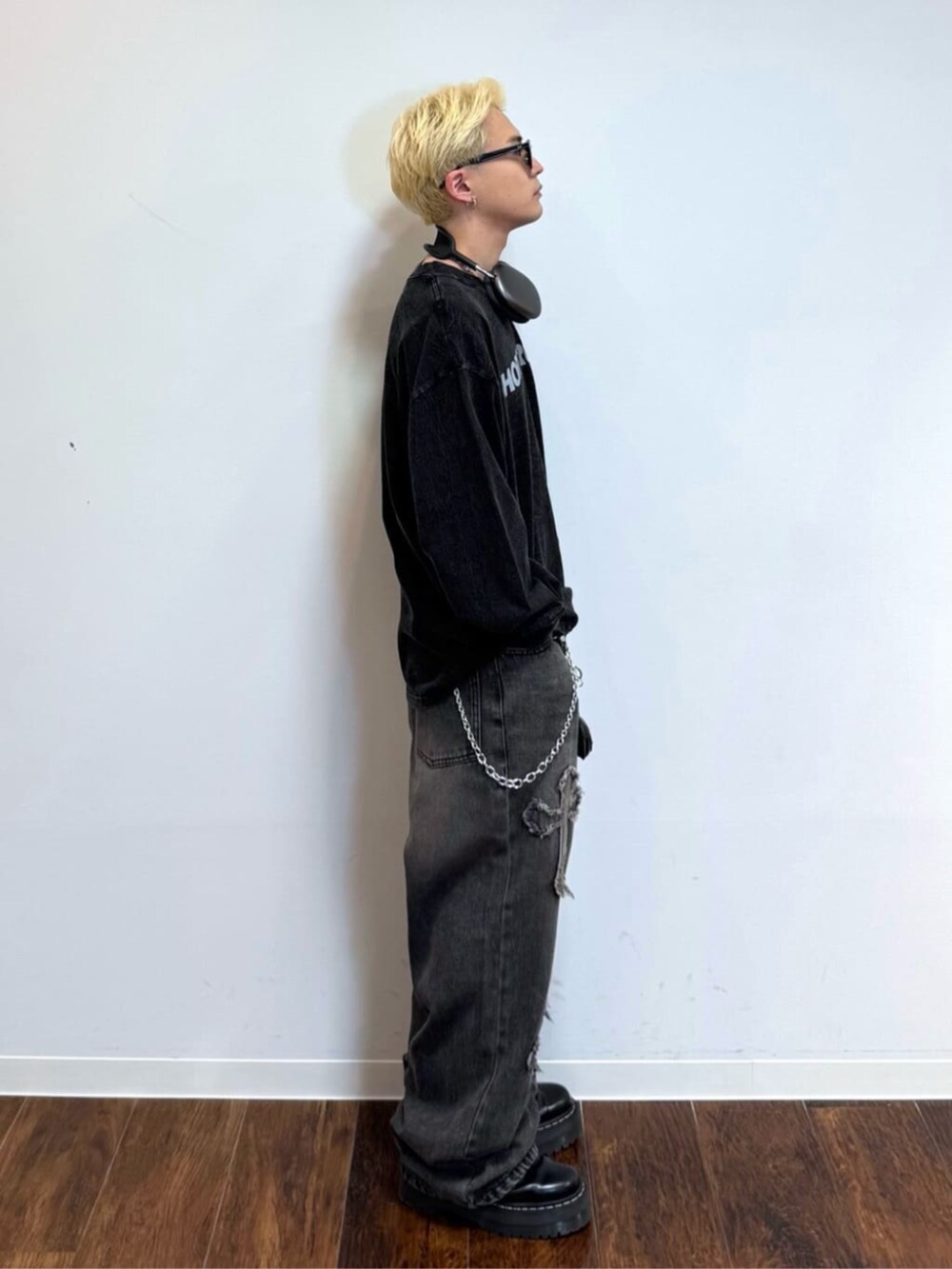 ブラック系のTシャツ/カットソー、その他のウォレットチェーンを着用したメンズの春コーディネートの2枚目の写真