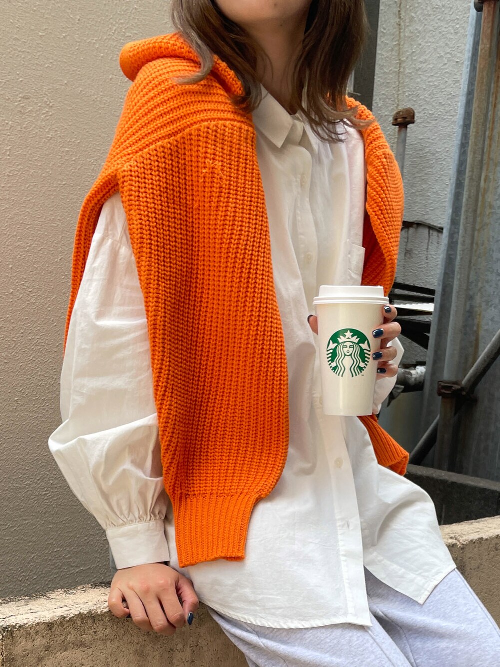 ホワイト系のシャツ/ブラウス、オレンジ系のカーディガン/ボレロ、グレー系のスウェットパンツを着用したレディースの夏コーディネートの2枚目の写真