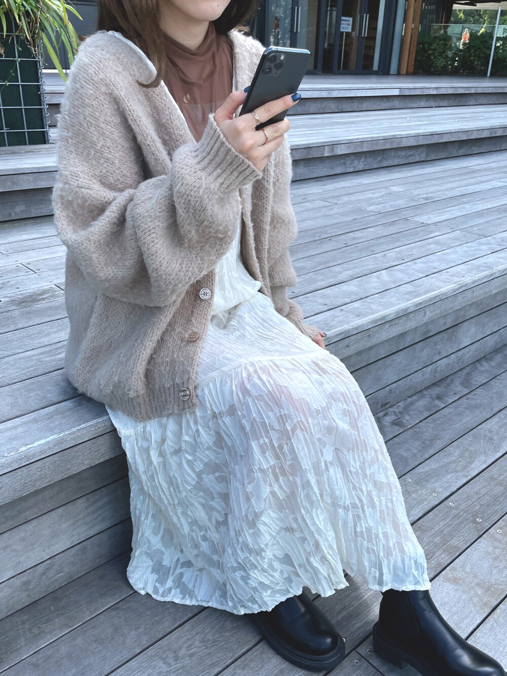 ベージュ系のカーディガン/ボレロ、その他のワンピース、ブラウン系のTシャツ/カットソーを着用したレディースの夏コーディネートの2枚目の写真