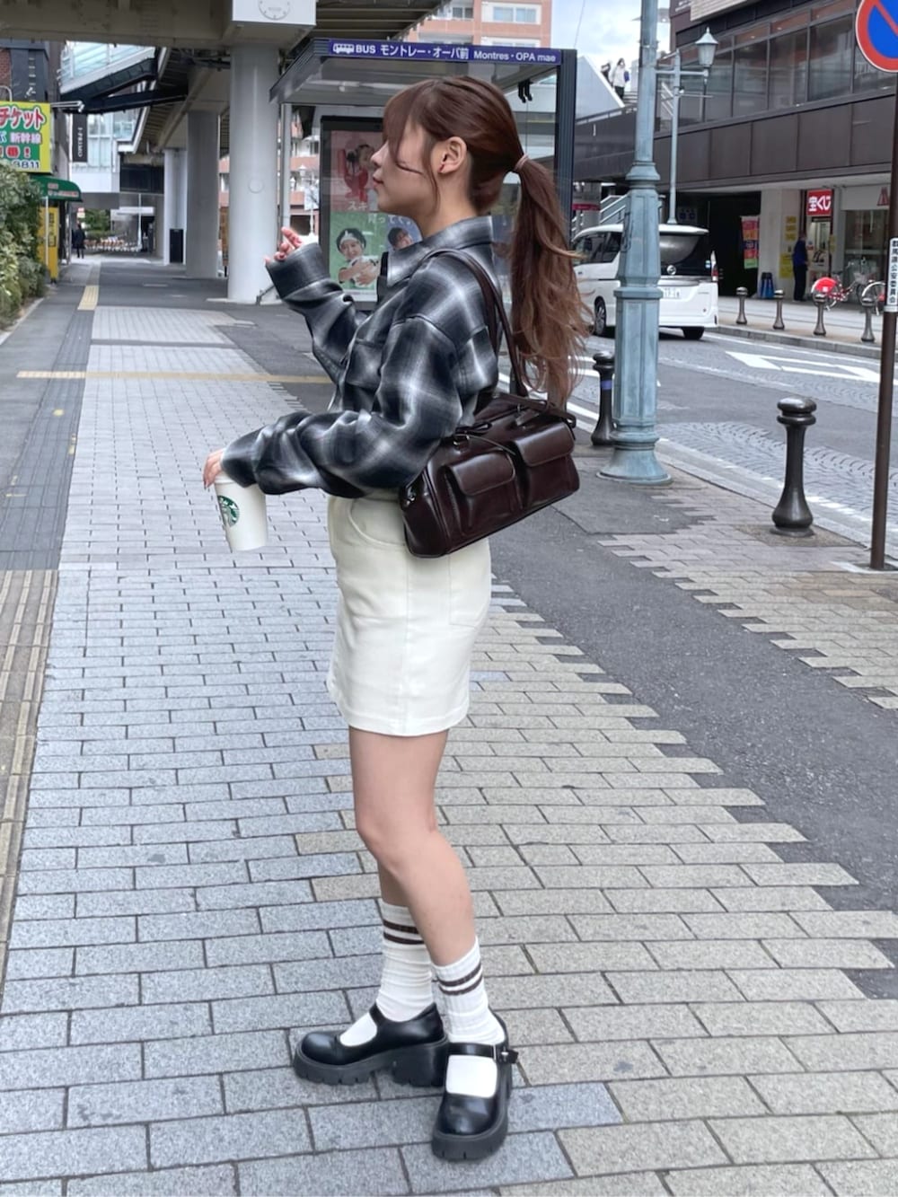 ブラウン系のハンドバッグ、その他のシャツ/ブラウス、ホワイト系のスカートを着用したレディースの春コーディネートの2枚目の写真