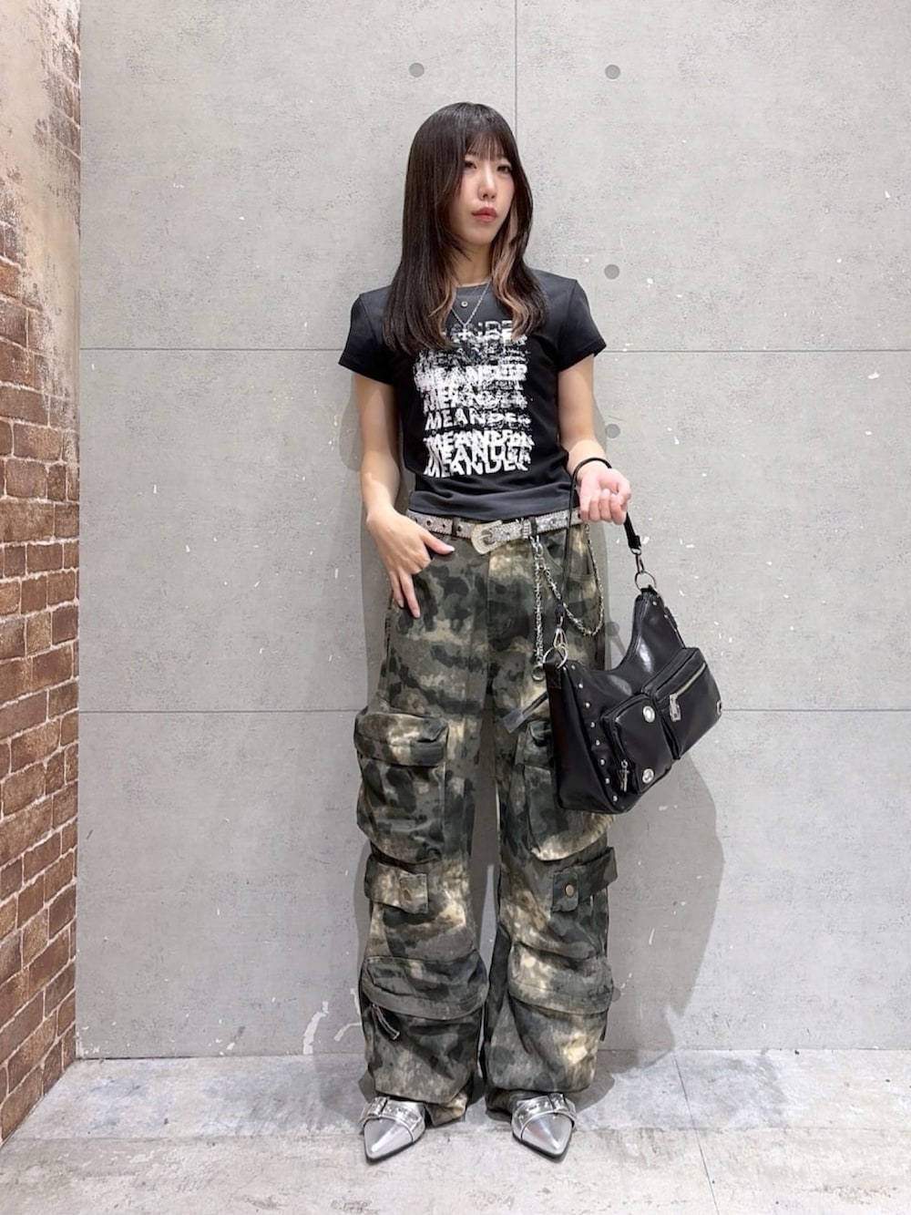その他のカーゴパンツ、ブラック系のTシャツ/カットソーを着用したメンズの夏コーディネートの3枚目の写真