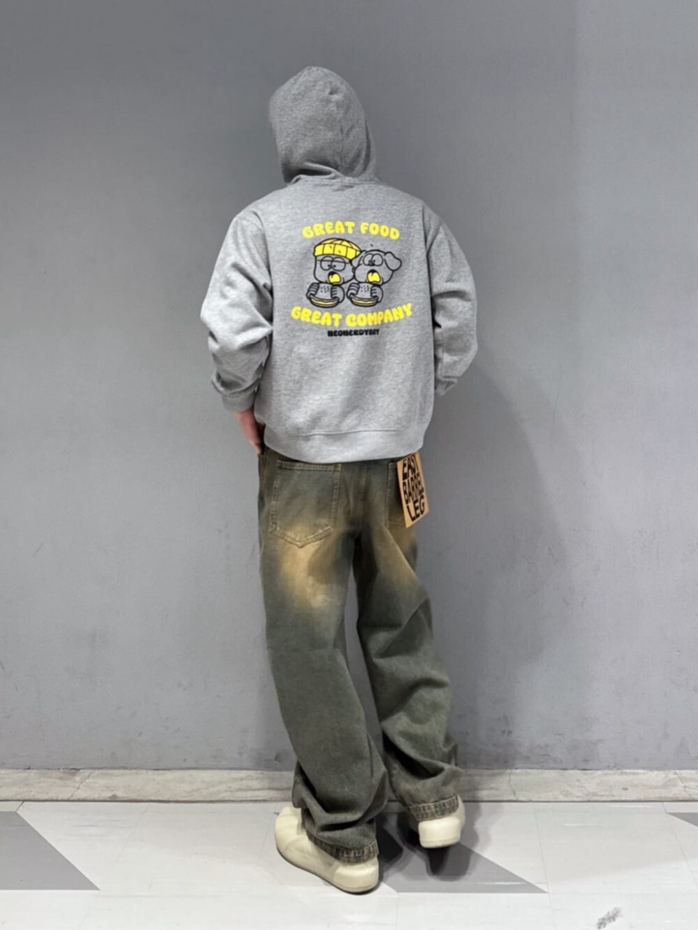 ブルー系のデニムパンツ、グレー系のパーカー、その他のニットキャップ/ビーニーを着用したメンズの冬コーディネートの2枚目の写真