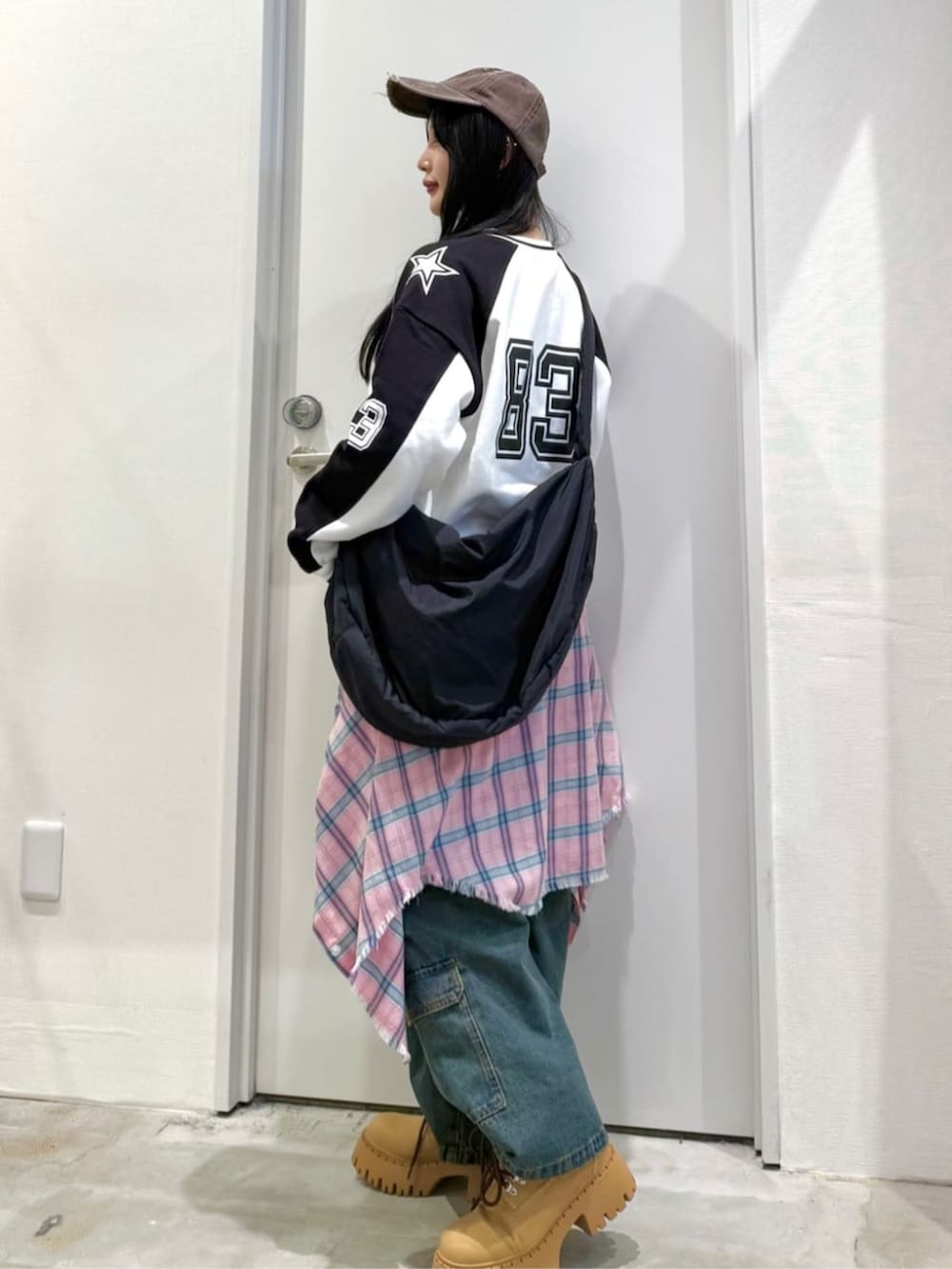 イエロー系のブーツ、ブルー系のカーゴパンツ、ピンク系のシャツ/ブラウスを着用したレディースの春コーディネートの2枚目の写真