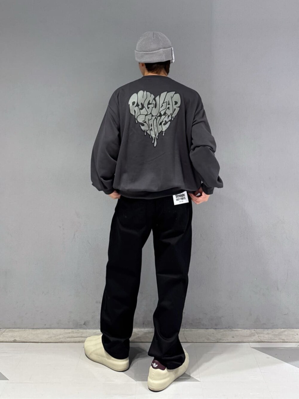 ブラック系のチノパンツ、その他のスウェット、グレー系のニットキャップ/ビーニーを着用したメンズの冬コーディネートの2枚目の写真