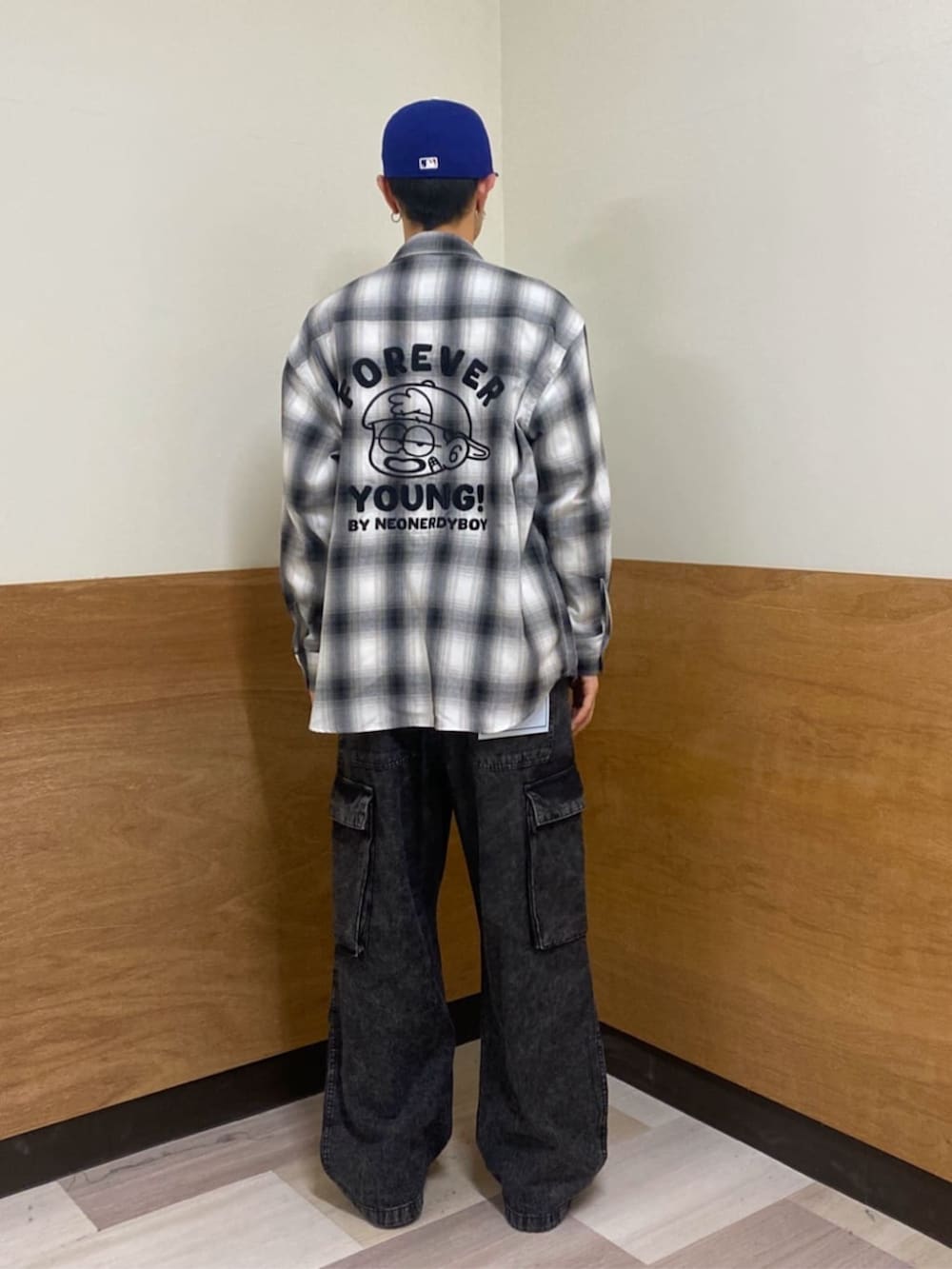 その他のTシャツ/カットソー、ブラック系のカーゴパンツ、その他のシャツ/ブラウスを着用したメンズの春コーディネートの2枚目の写真