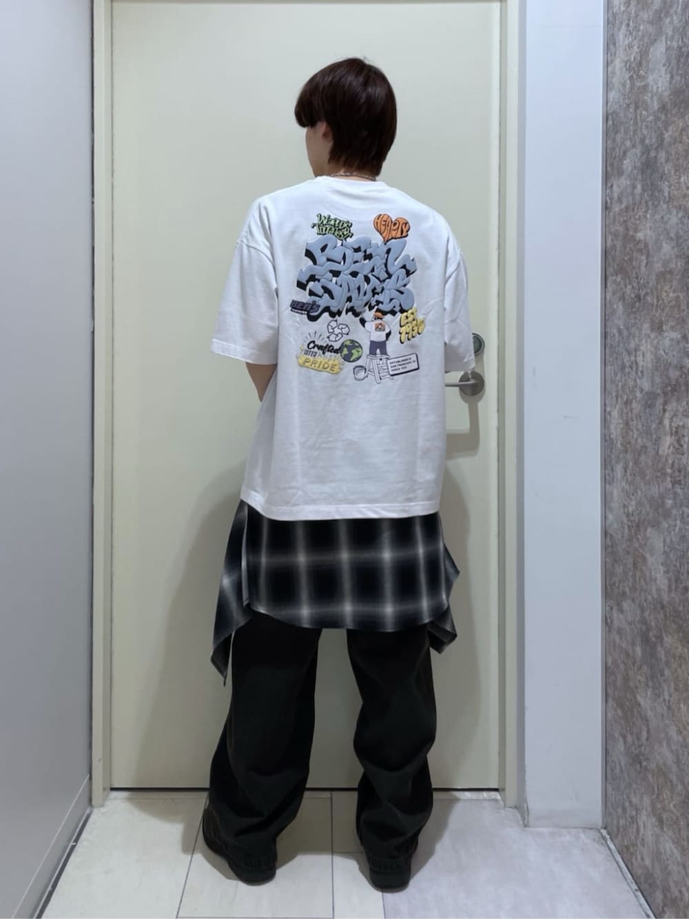 ブラック系のデニムパンツ、その他のシャツ/ブラウス、ホワイト系のTシャツ/カットソーを着用したメンズの春コーディネートの2枚目の写真
