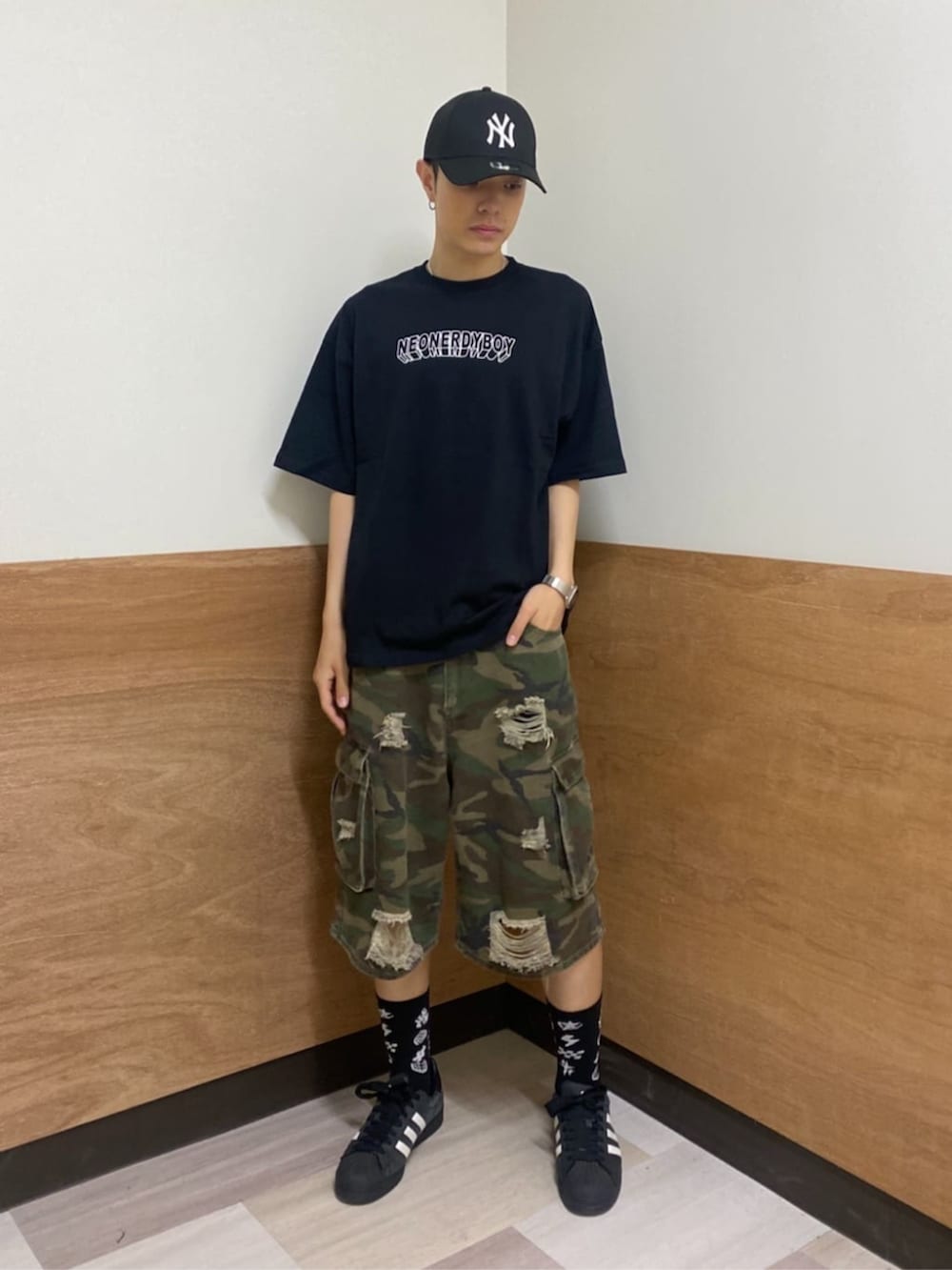 その他のカーゴパンツ、その他のTシャツ/カットソー、その他のキャップを着用したメンズの春コーディネートの2枚目の写真