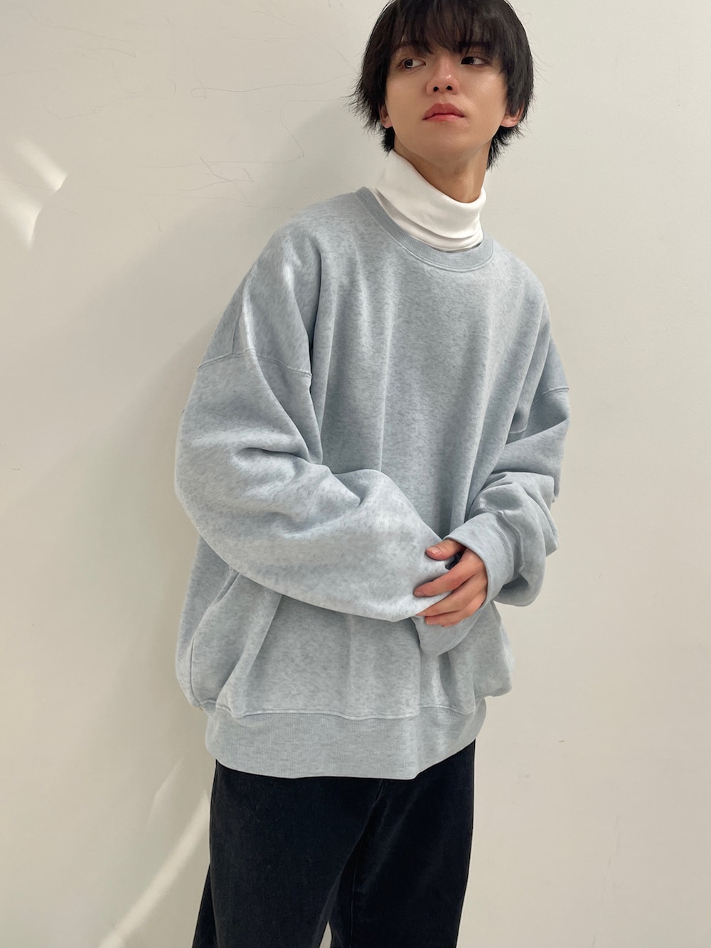 グレー系のスウェット、ブラック系のデニムパンツ、ホワイト系のTシャツ/カットソーを着用したメンズの冬コーディネートの3枚目の写真