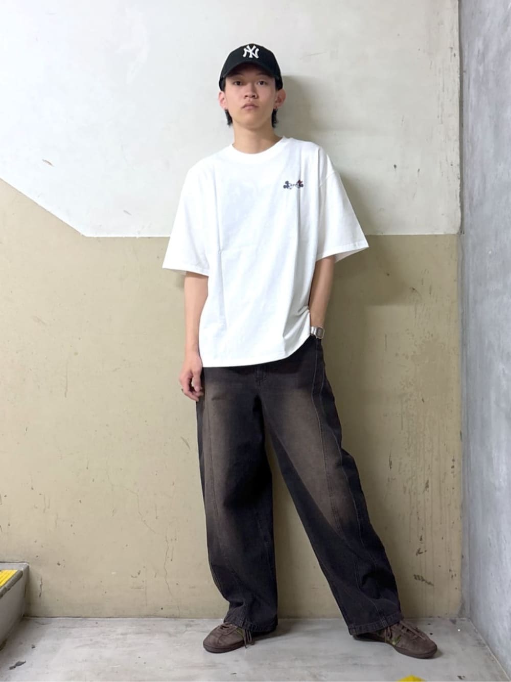 ブラック系のデニムパンツ、その他のTシャツ/カットソーを着用したメンズの夏コーディネートの2枚目の写真