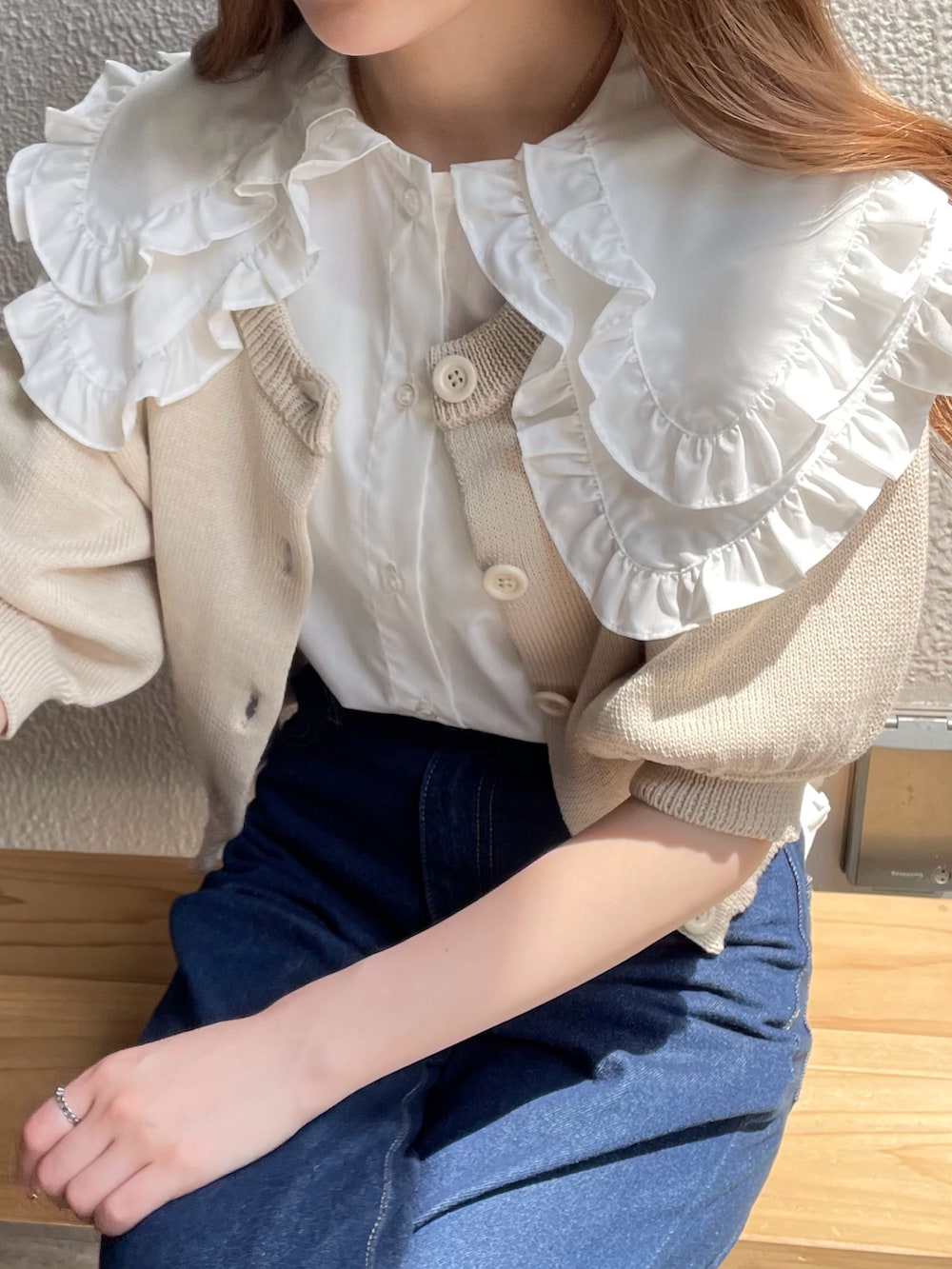 ホワイト系のシャツ/ブラウス、ホワイト系のカーディガン/ボレロ、ホワイト系のパンプスを着用したレディースの夏コーディネートの2枚目の写真