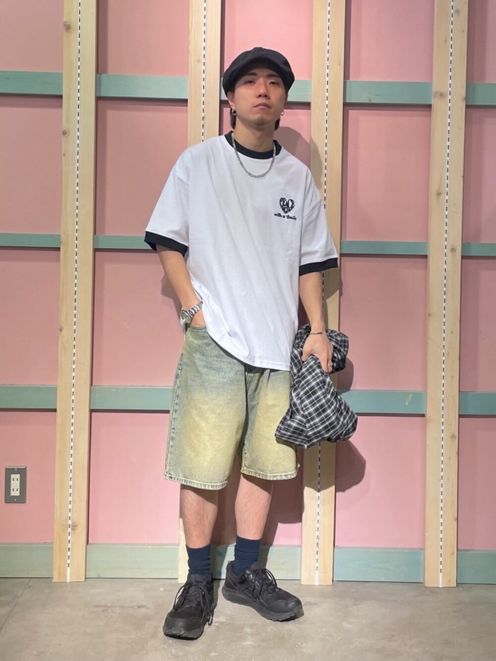 ブルー系のデニムパンツ、ブラック系のシャツ/ブラウス、ホワイト系のTシャツ/カットソーを着用したメンズの春コーディネートの2枚目の写真