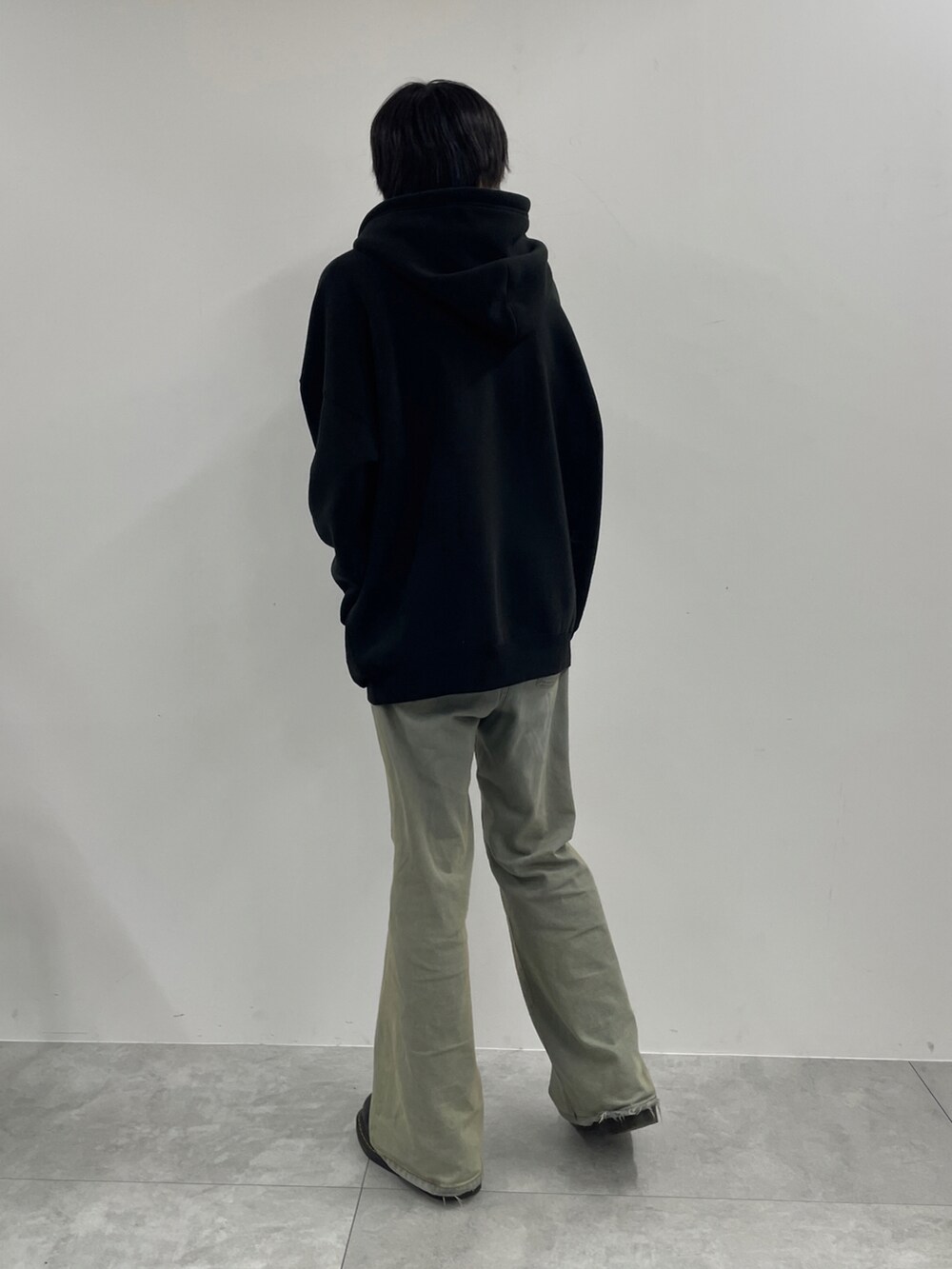 ブルー系のデニムパンツ、ブラック系のパーカーを着用したメンズの冬コーディネートの2枚目の写真