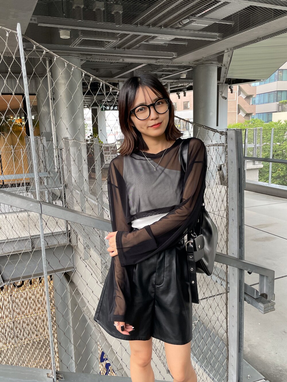 ブラック系のTシャツ/カットソー、ブラック系のその他パンツ、ブラック系のブーツを着用したレディースの夏コーディネートの3枚目の写真