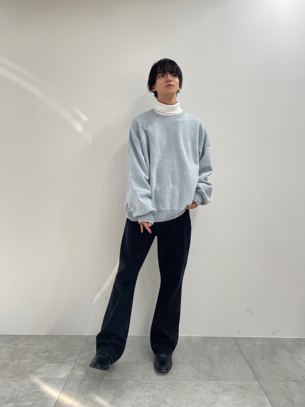 グレー系のスウェット、ブラック系のデニムパンツ、ホワイト系のTシャツ/カットソーを着用したメンズの冬コーディネートの2枚目の写真