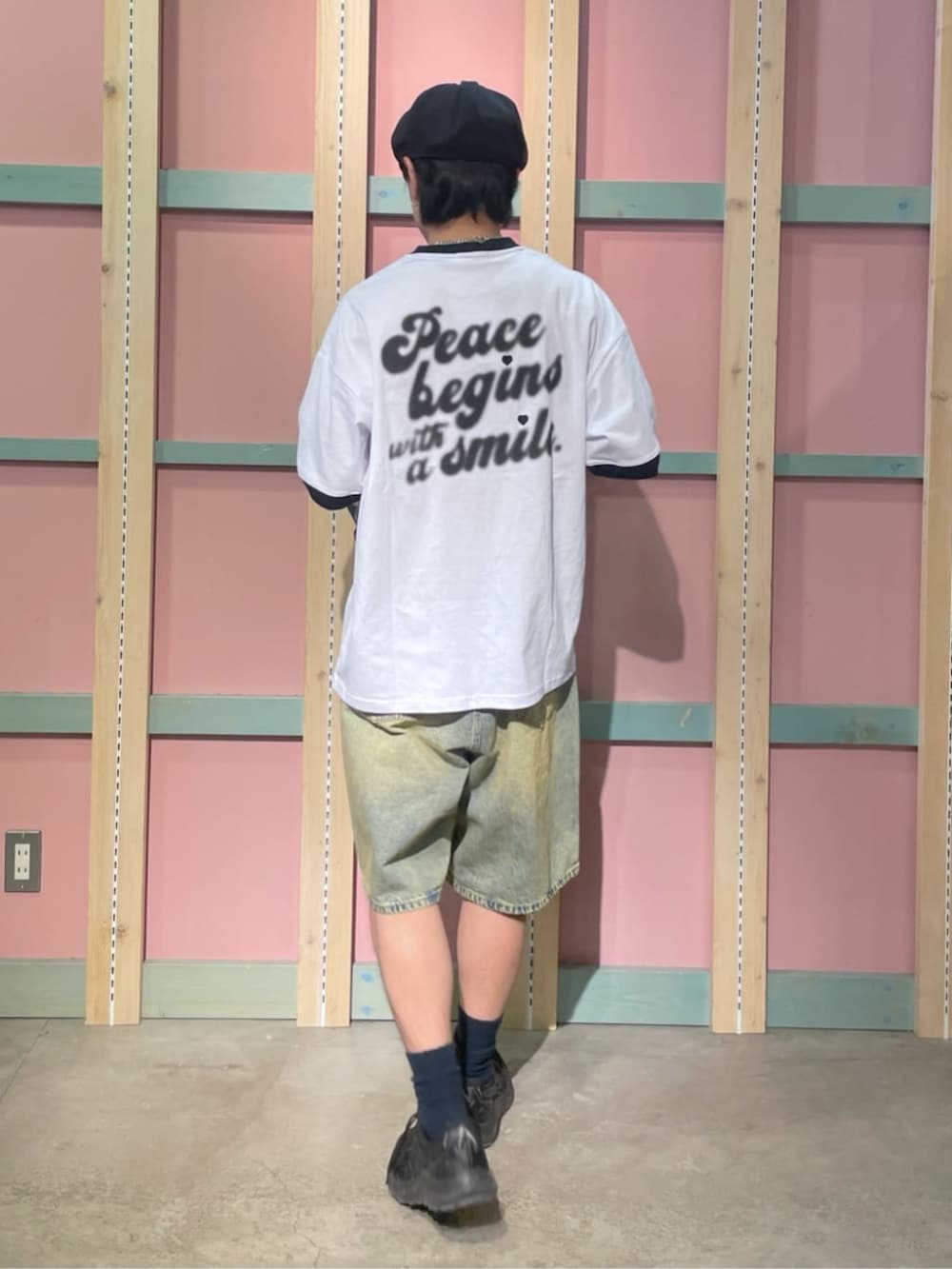 ブルー系のデニムパンツ、ブラック系のシャツ/ブラウス、ホワイト系のTシャツ/カットソーを着用したメンズの春コーディネートの3枚目の写真