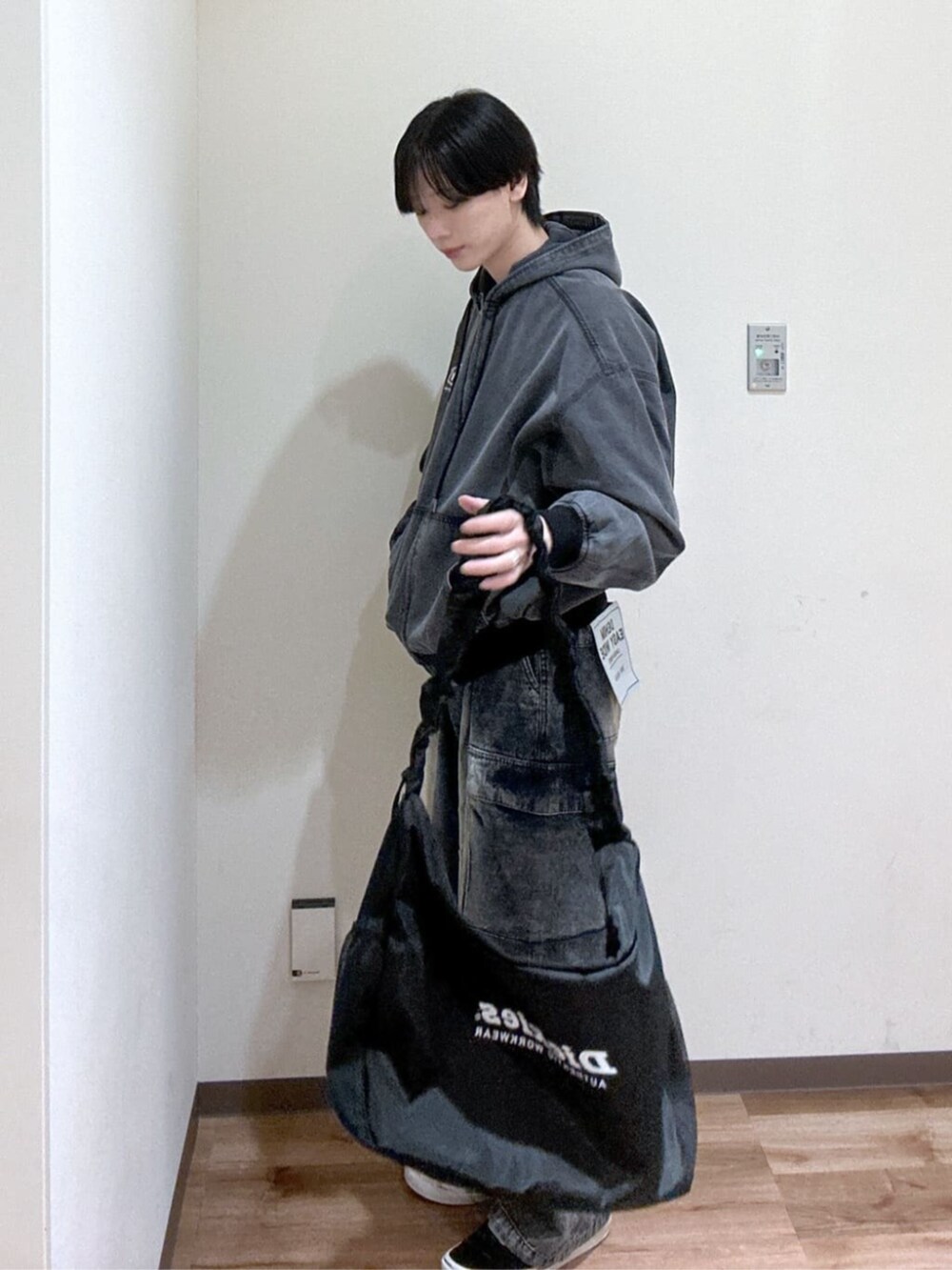 ブルー系のカーゴパンツ、ブラック系のショルダーバッグを着用したメンズの春コーディネートの2枚目の写真