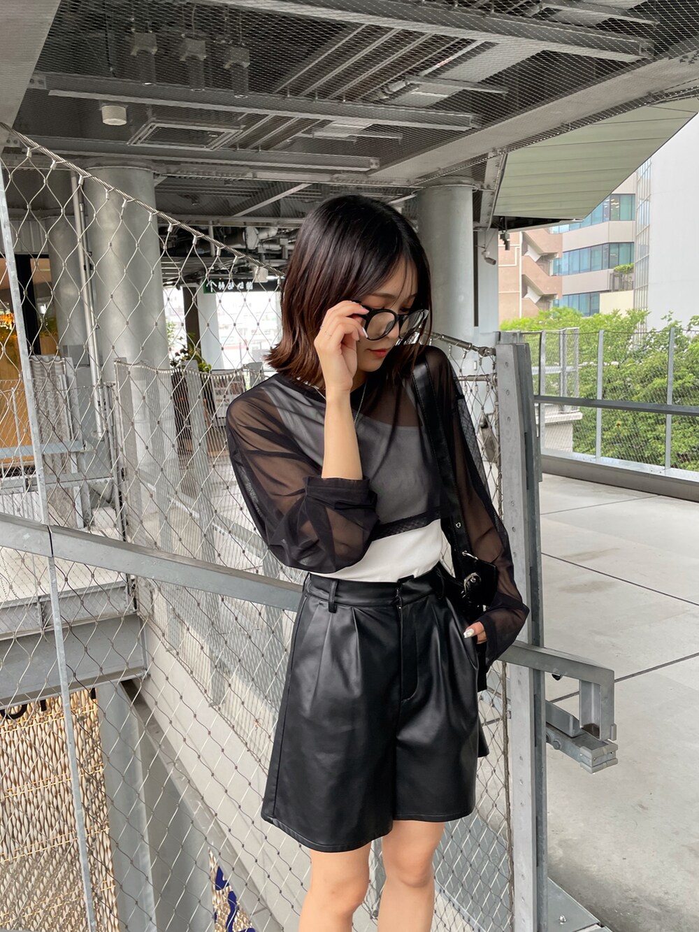 ブラック系のTシャツ/カットソー、ブラック系のその他パンツ、ブラック系のブーツを着用したレディースの夏コーディネートの2枚目の写真