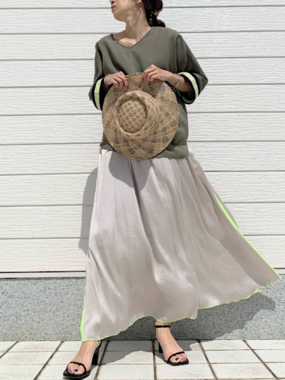 ベージュ系のスカート、グリーン系のシャツ/ブラウス、ベージュ系のハットを着用したレディースの夏コーディネートの2枚目の写真