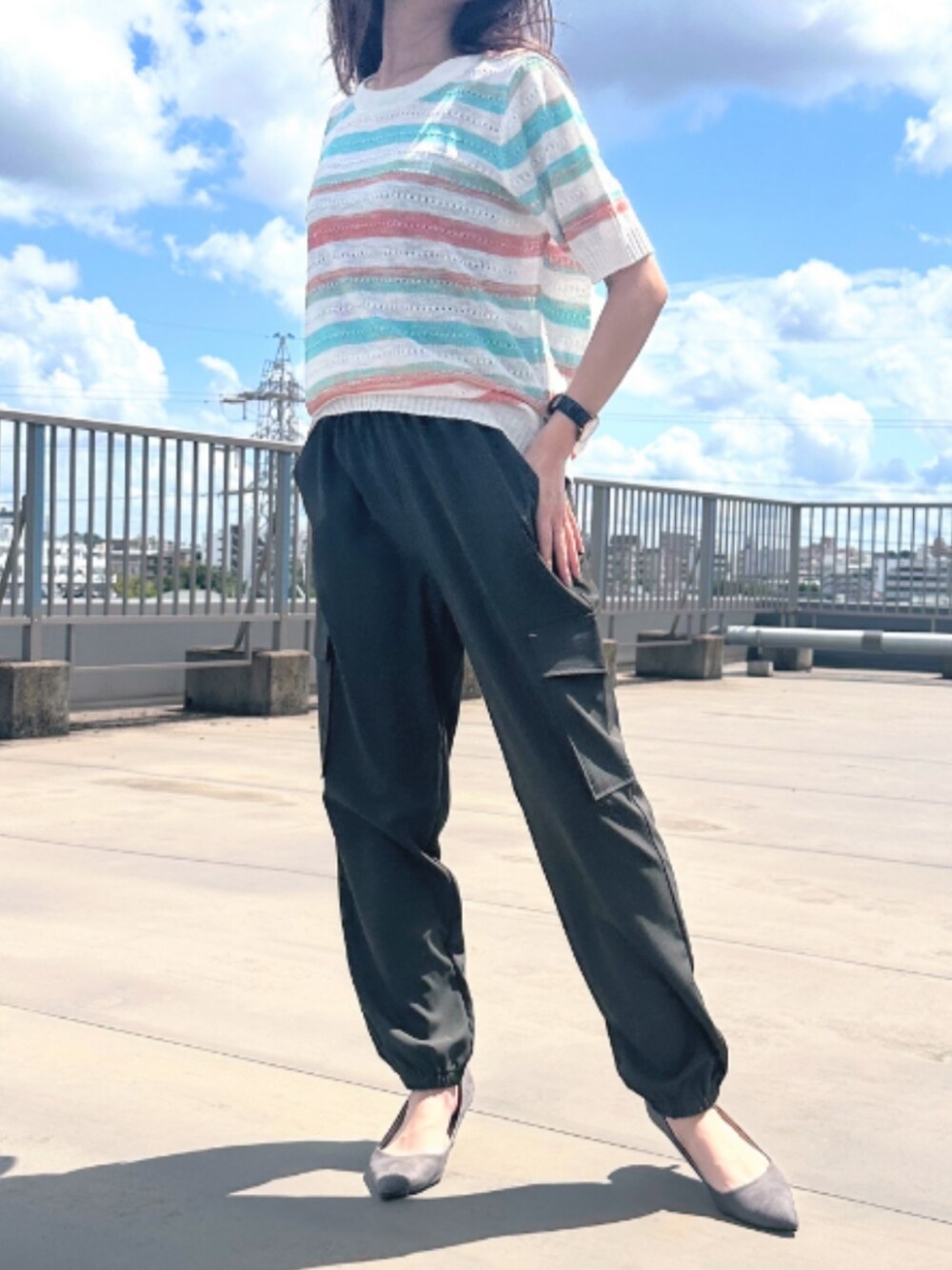 グリーン系のカーゴパンツ、その他のニット/セーターを着用したレディースの夏コーディネートの2枚目の写真