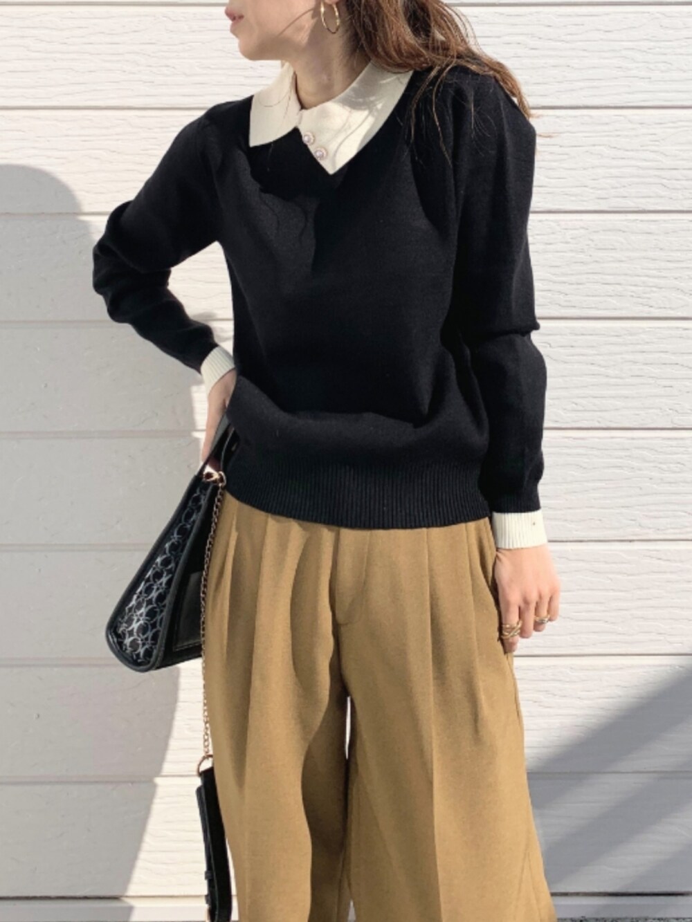 イエロー系のその他パンツ、ブラック系のローファー、ブラック系のショルダーバッグを着用したレディースの冬コーディネートの3枚目の写真