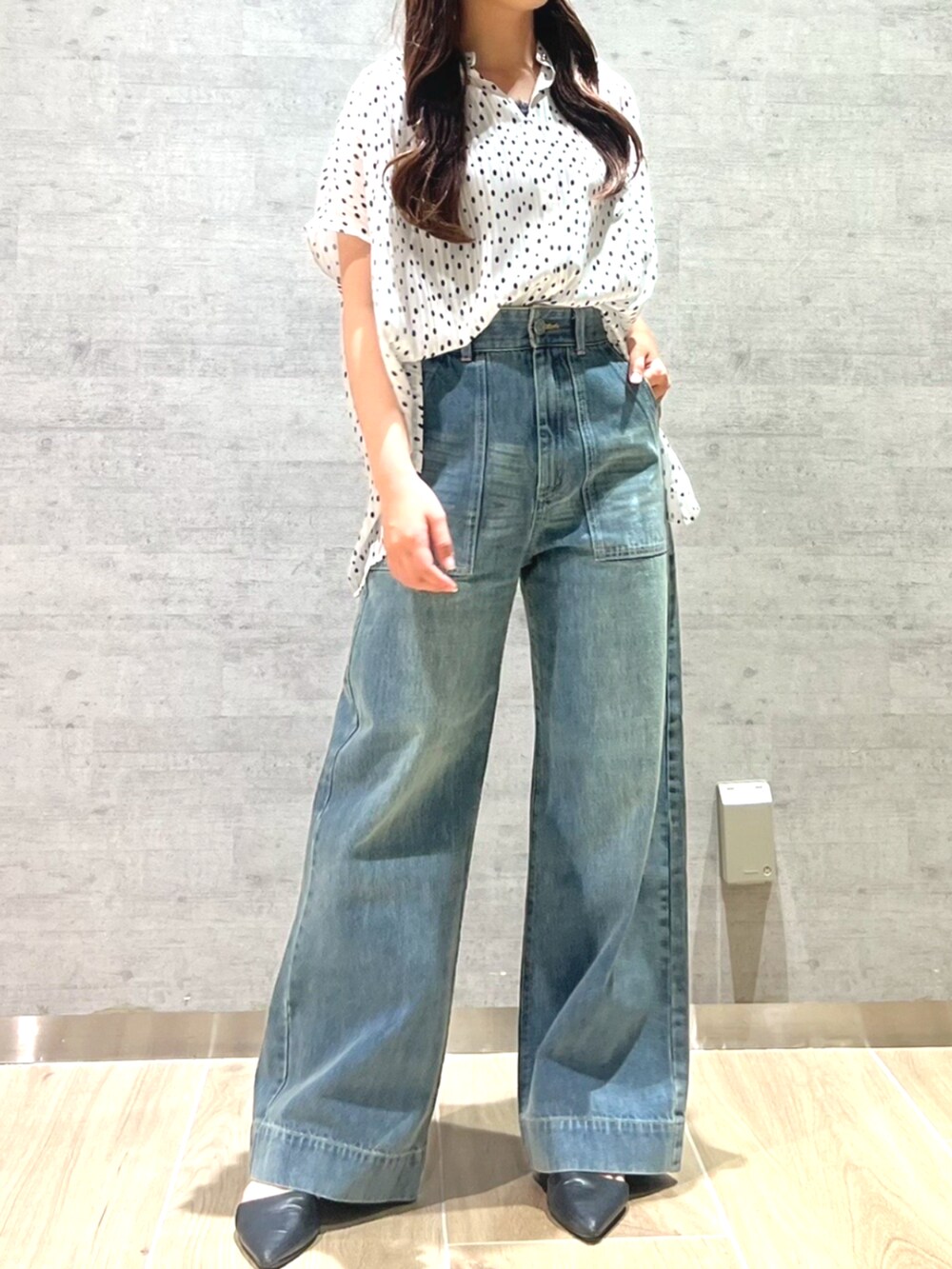 ブルー系のデニムパンツ、ホワイト系のシャツ/ブラウスを着用したレディースの夏コーディネートの5枚目の写真