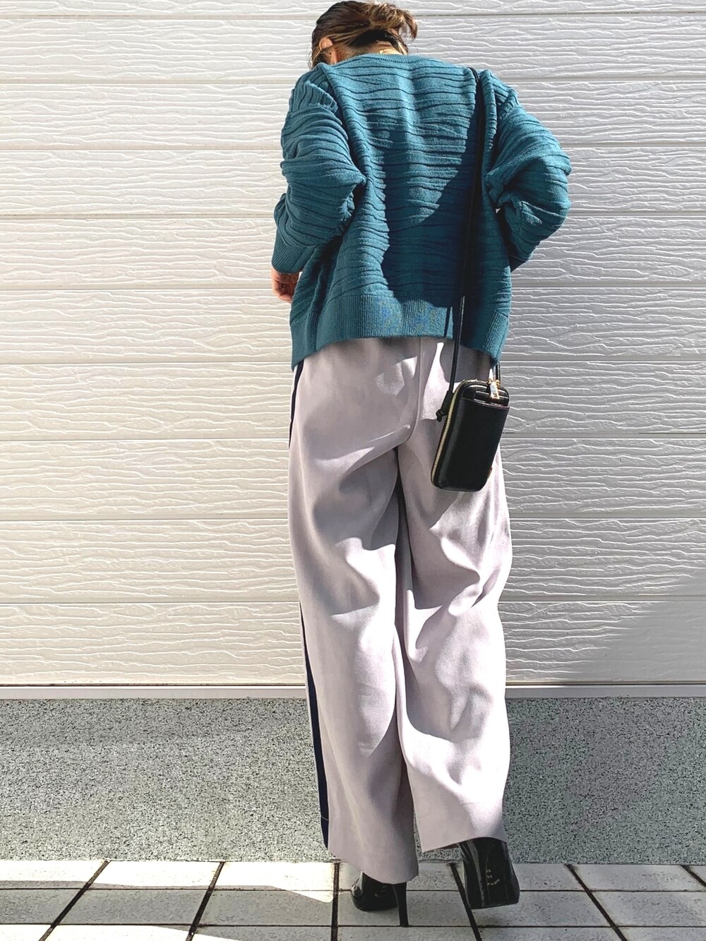 グリーン系のカーディガン/ボレロ、グレー系のその他パンツ、ブラック系のショルダーバッグを着用したレディースの秋コーディネートの3枚目の写真