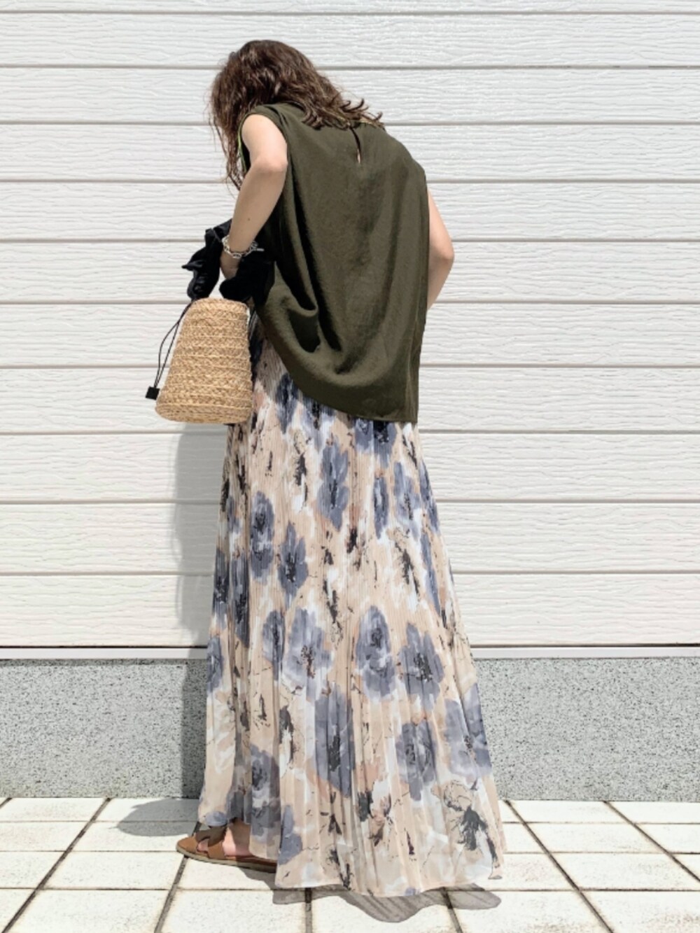 イエロー系のスカート、グリーン系のシャツ/ブラウス、ブラック系のかごバッグを着用したレディースの夏コーディネートの3枚目の写真