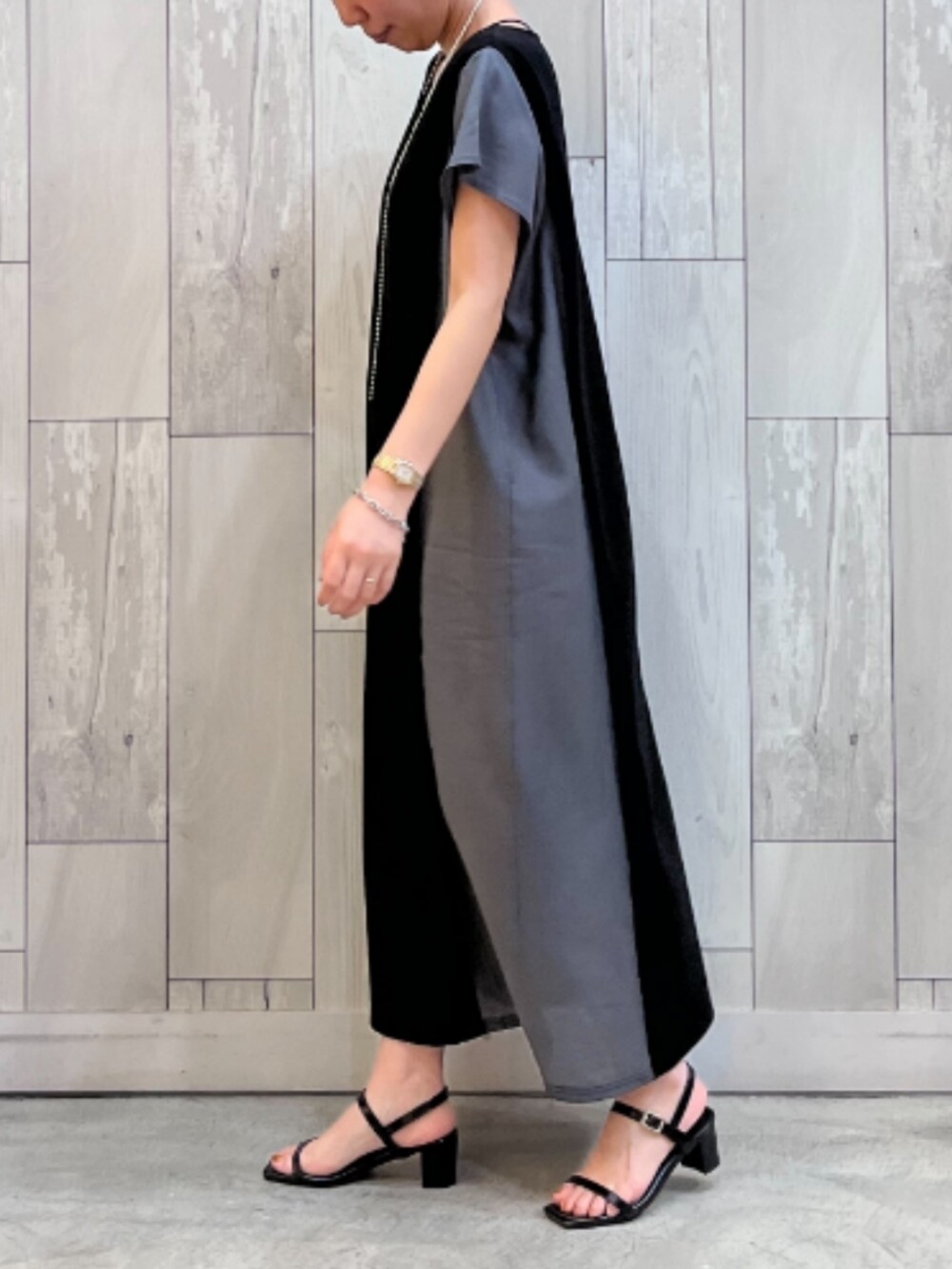 ブラック系のワンピース、シルバー系のネックレスを着用したレディースの春コーディネートの2枚目の写真