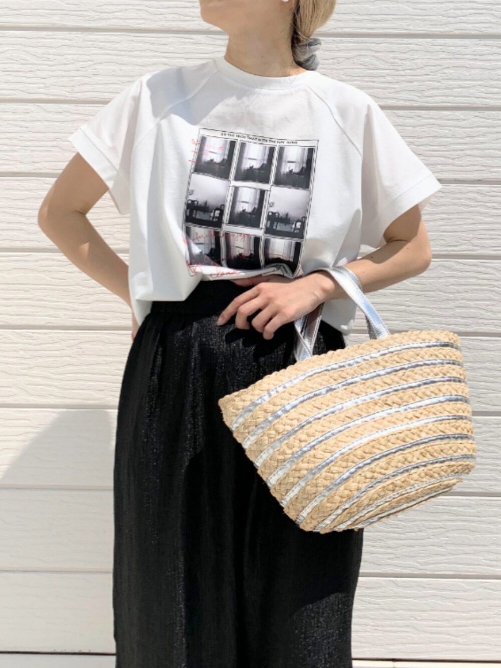 シルバー系のかごバッグ、ブラック系のその他パンツ、ホワイト系のTシャツ/カットソーを着用したレディースの春コーディネートの3枚目の写真