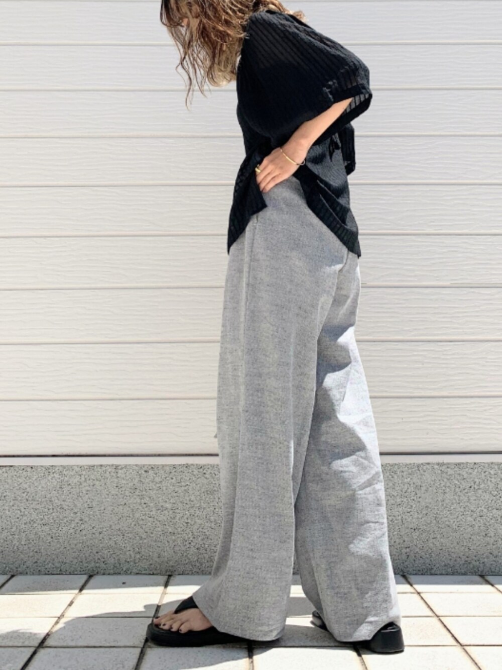 グレー系のその他パンツ、ブラック系のシャツ/ブラウス、シルバー系のハンドバッグを着用したレディースの春コーディネートの3枚目の写真