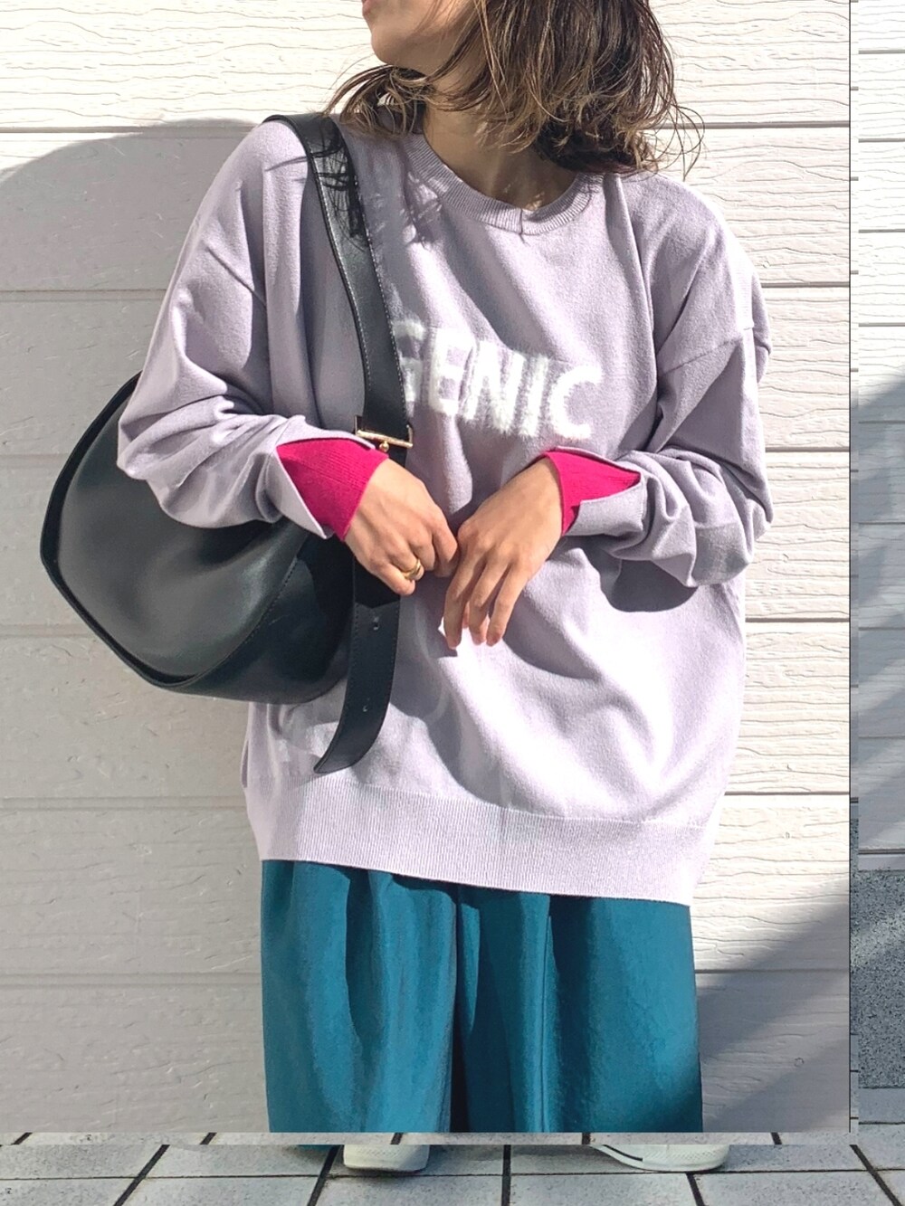 ブルー系のその他パンツ、ブラック系のスニーカー、グレー系のニット/セーターを着用したレディースの冬コーディネートの4枚目の写真