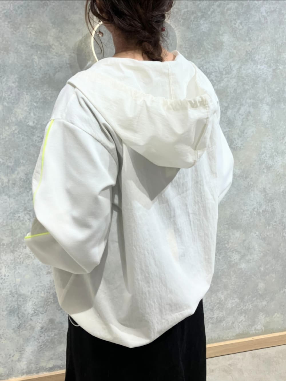 ブルー系のデニムスカート、グリーン系のTシャツ/カットソー、ホワイト系のパーカーを着用したレディースの春コーディネートの5枚目の写真