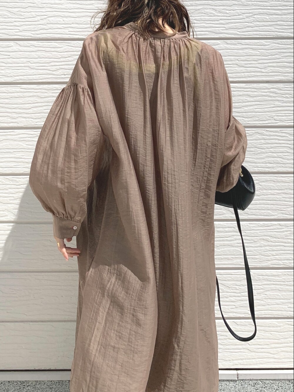 ブラック系のその他パンツ、イエロー系のシャツ/ブラウス、ブラック系のショルダーバッグを着用したレディースの春コーディネートの4枚目の写真