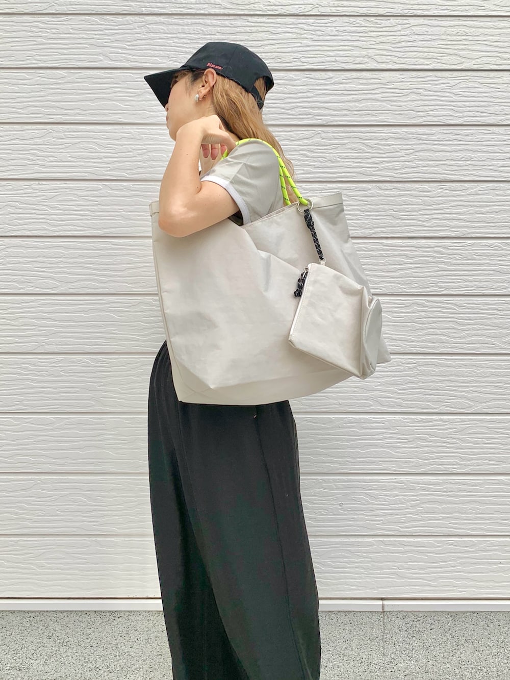 グリーン系のTシャツ/カットソー、ブラック系のその他パンツ、ホワイト系のトートバッグを着用したレディースの夏コーディネートの3枚目の写真