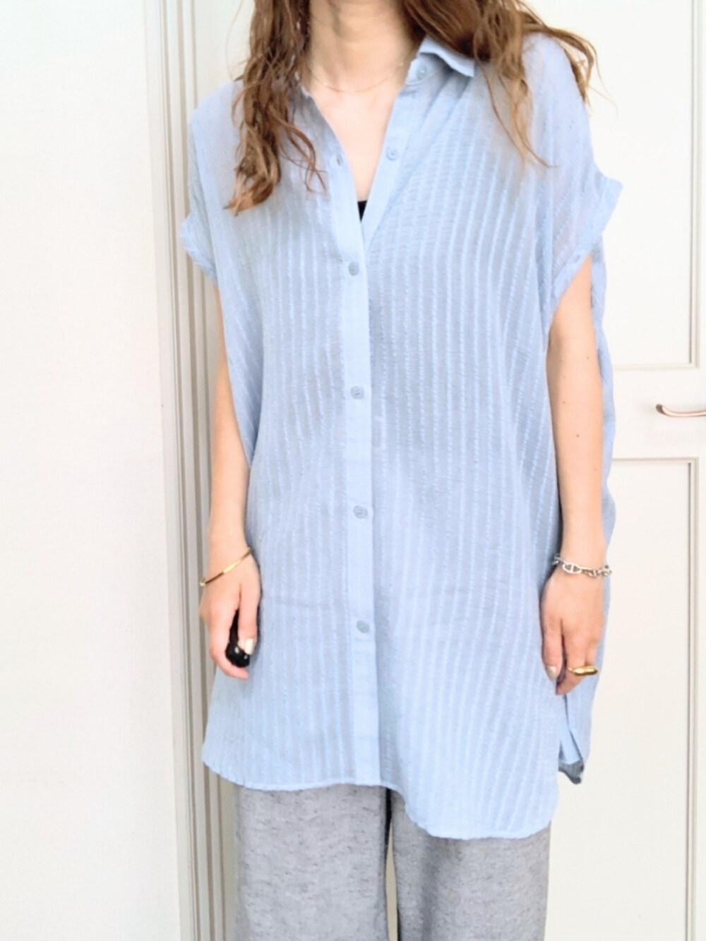 ブラック系のショルダーバッグ、グレー系のその他パンツ、ホワイト系のTシャツ/カットソーを着用したレディースの夏コーディネートの5枚目の写真