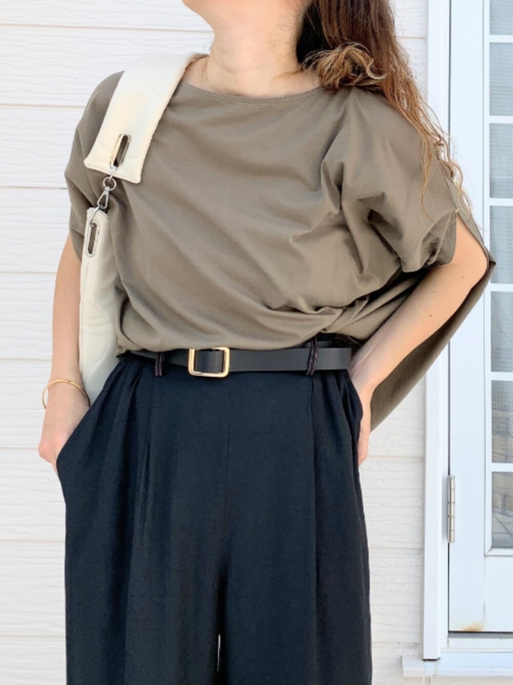 ブラック系のその他パンツ、ホワイト系のスニーカー、グリーン系のTシャツ/カットソーを着用したレディースの夏コーディネートの3枚目の写真