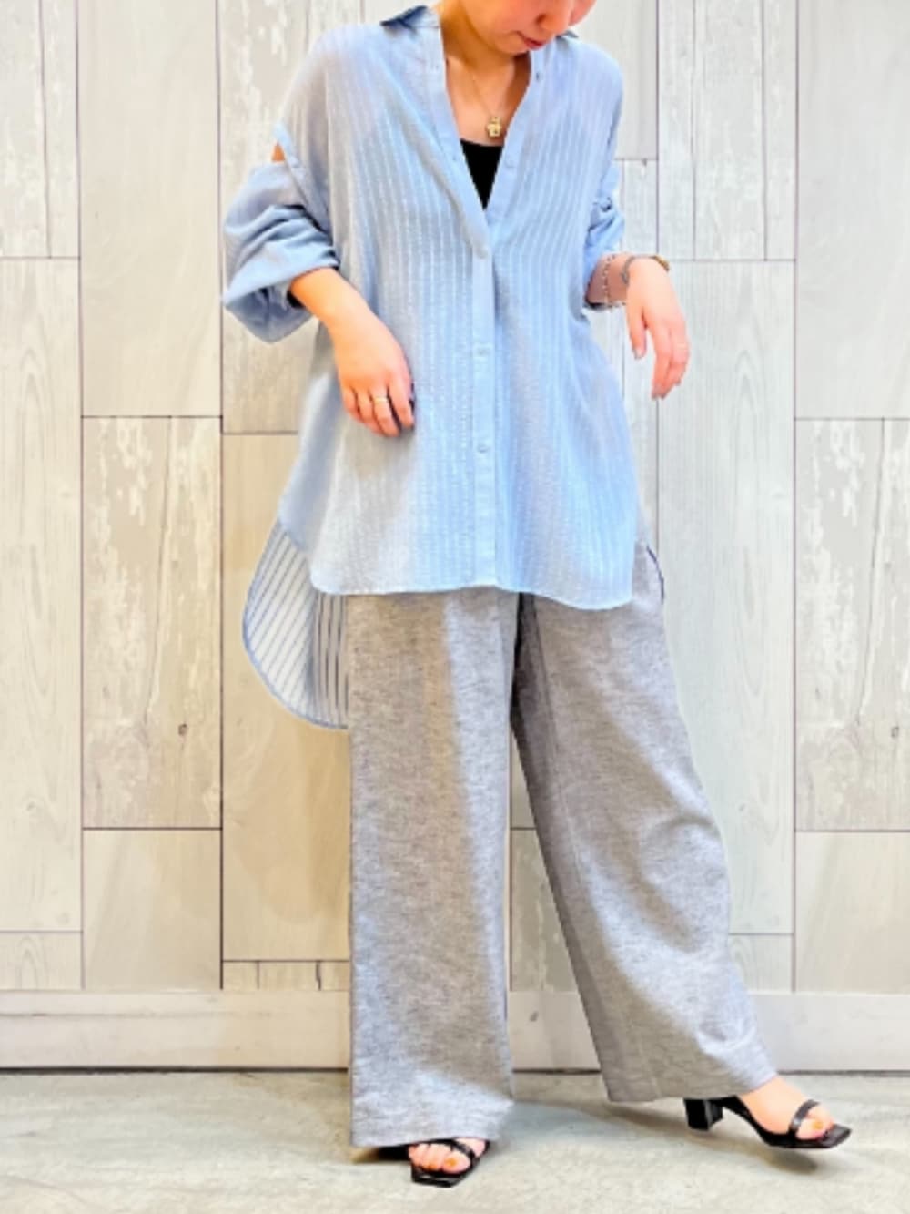 グレー系のその他パンツ、ブルー系のシャツ/ブラウス、ブラック系のキャミソールを着用したレディースの春コーディネートの2枚目の写真