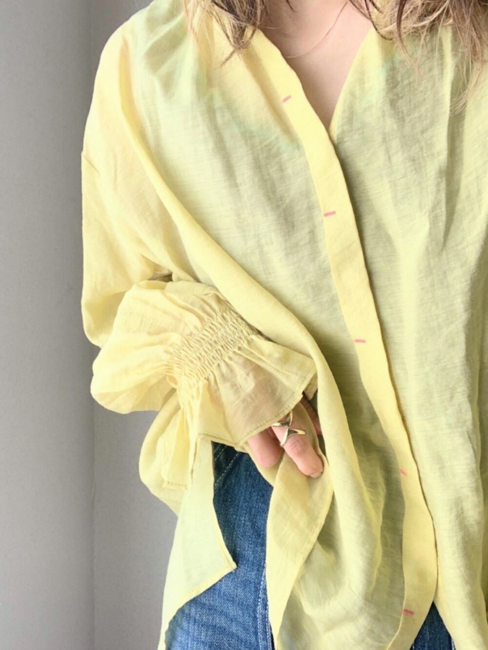 ブルー系のデニムパンツ、ブラウン系のサンダル、ブラック系のハンドバッグを着用したレディースの春コーディネートの4枚目の写真