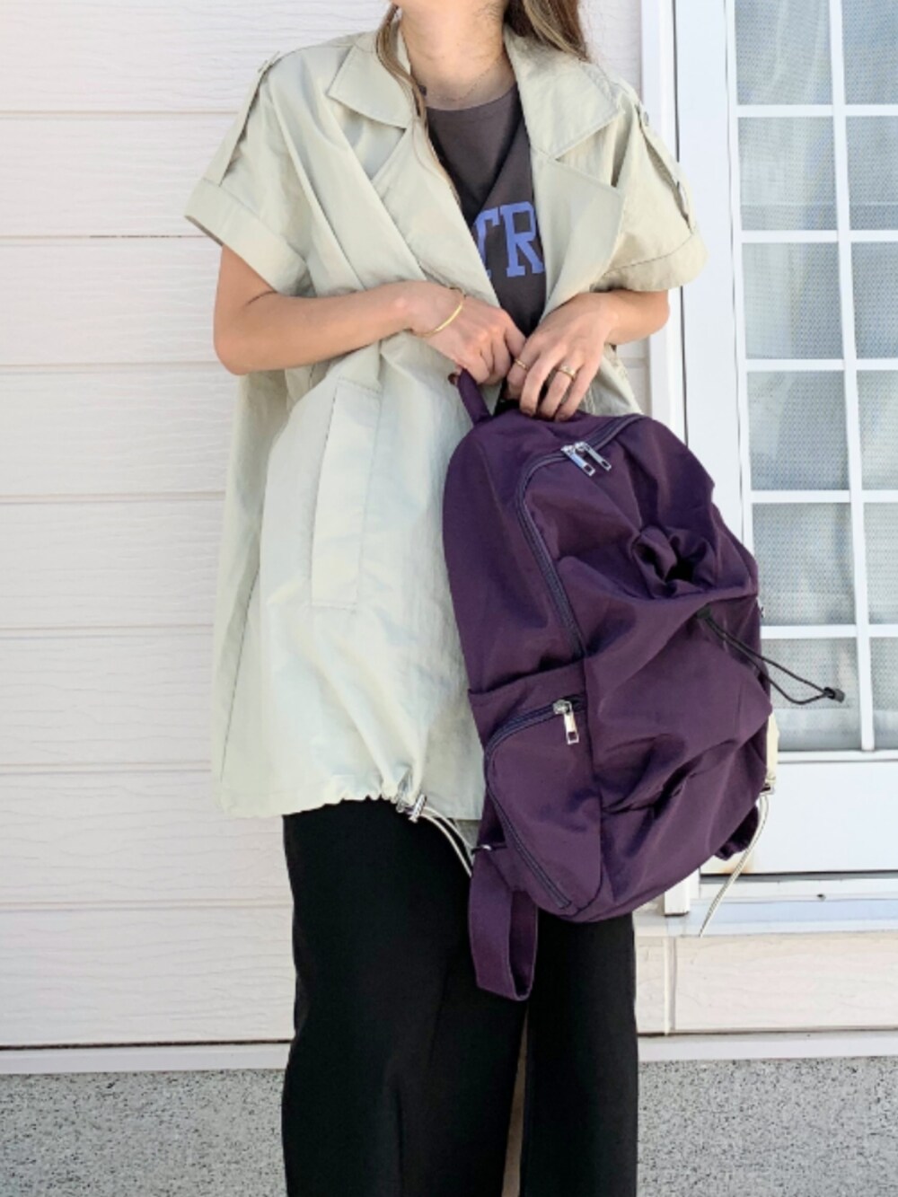 グレー系のTシャツ/カットソー、ブラック系のスカート、パープル系のバックパック/リュックを着用したレディースの夏コーディネートの5枚目の写真