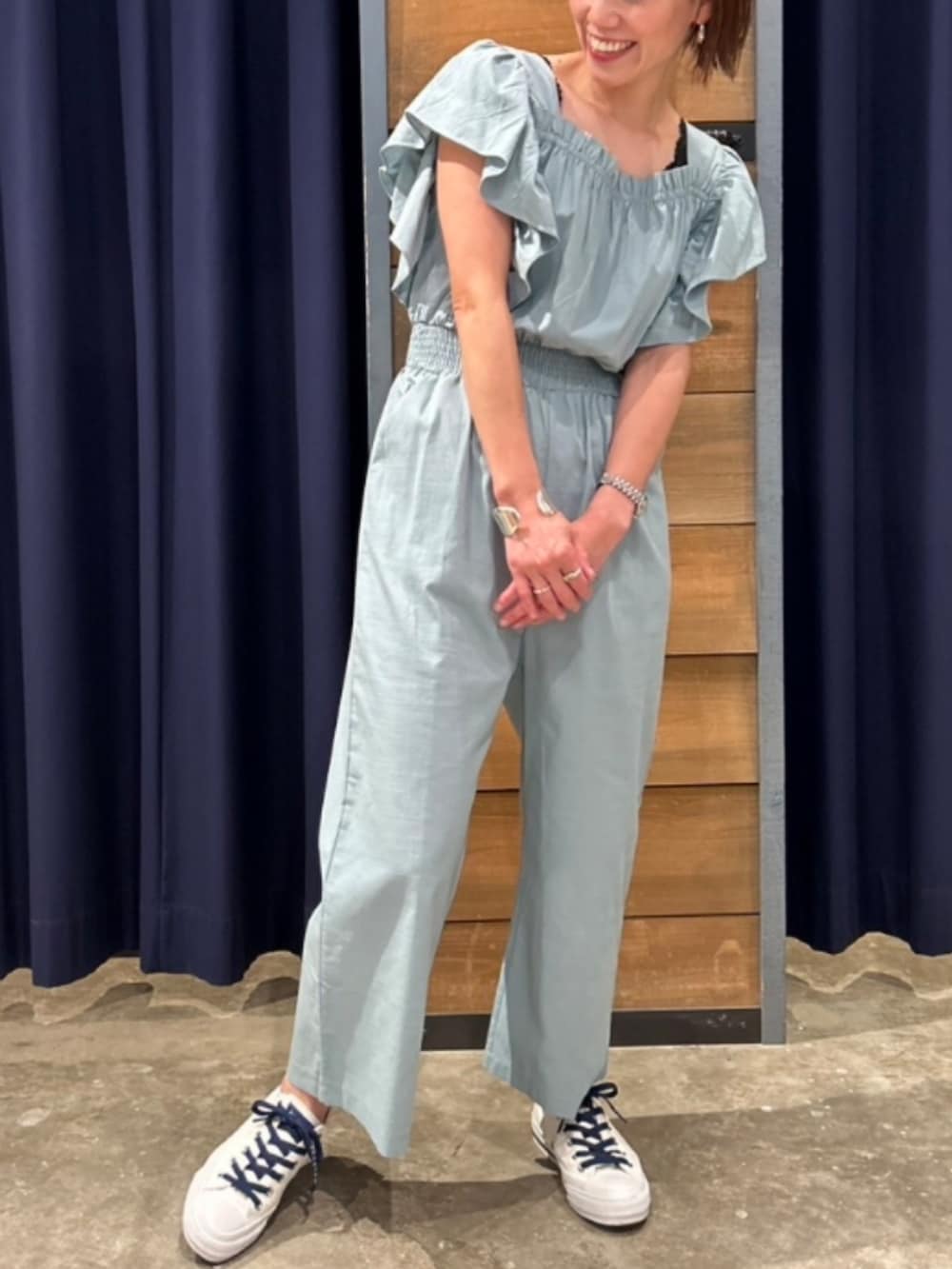 ブラック系のショルダーバッグ、ブルー系のつなぎ/オールインワンを着用したレディースの春コーディネートの2枚目の写真