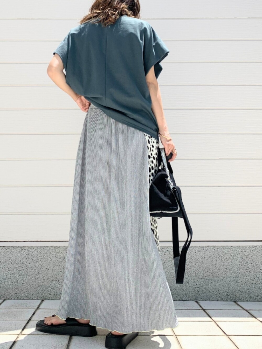 グリーン系のTシャツ/カットソー、ホワイト系のスカートを着用したレディースの春コーディネートの3枚目の写真