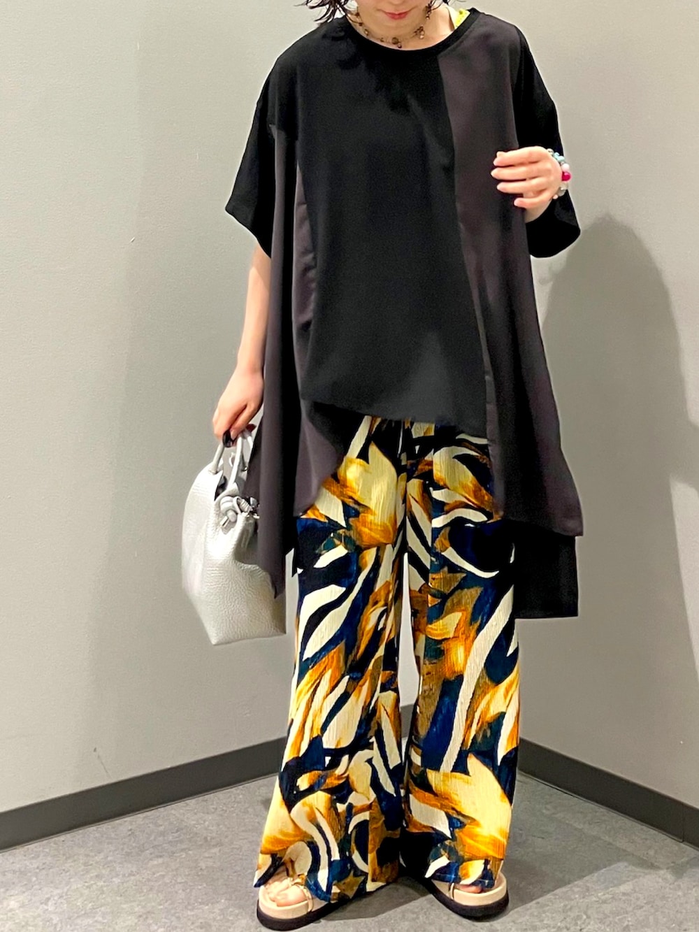 ブラック系のTシャツ/カットソー、ブルー系のその他パンツ、シルバー系のトートバッグを着用したレディースの夏コーディネートの7枚目の写真