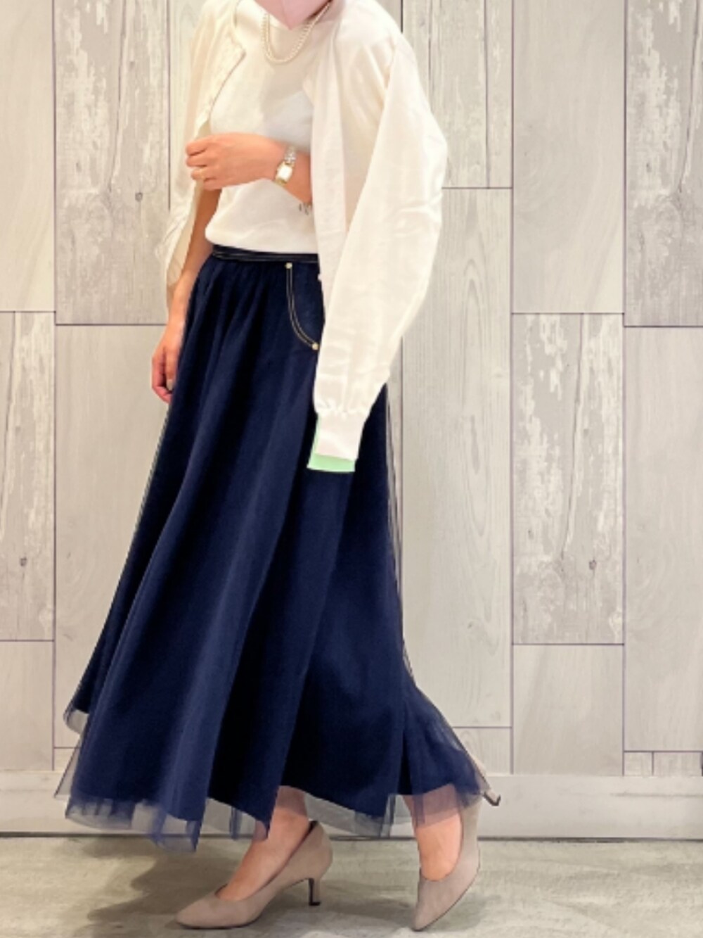 ブルー系のスカート、ホワイト系のカーディガン/ボレロ、ホワイト系のTシャツ/カットソーを着用したレディースの春コーディネートの3枚目の写真