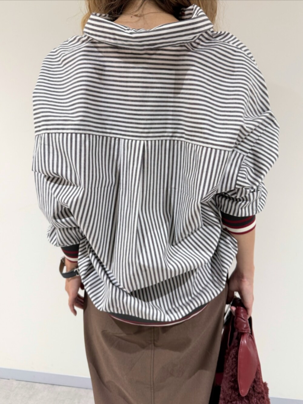 ブラック系のサンダル、ブラウン系のスカート、ブラック系のシャツ/ブラウスを着用したレディースの秋コーディネートの5枚目の写真