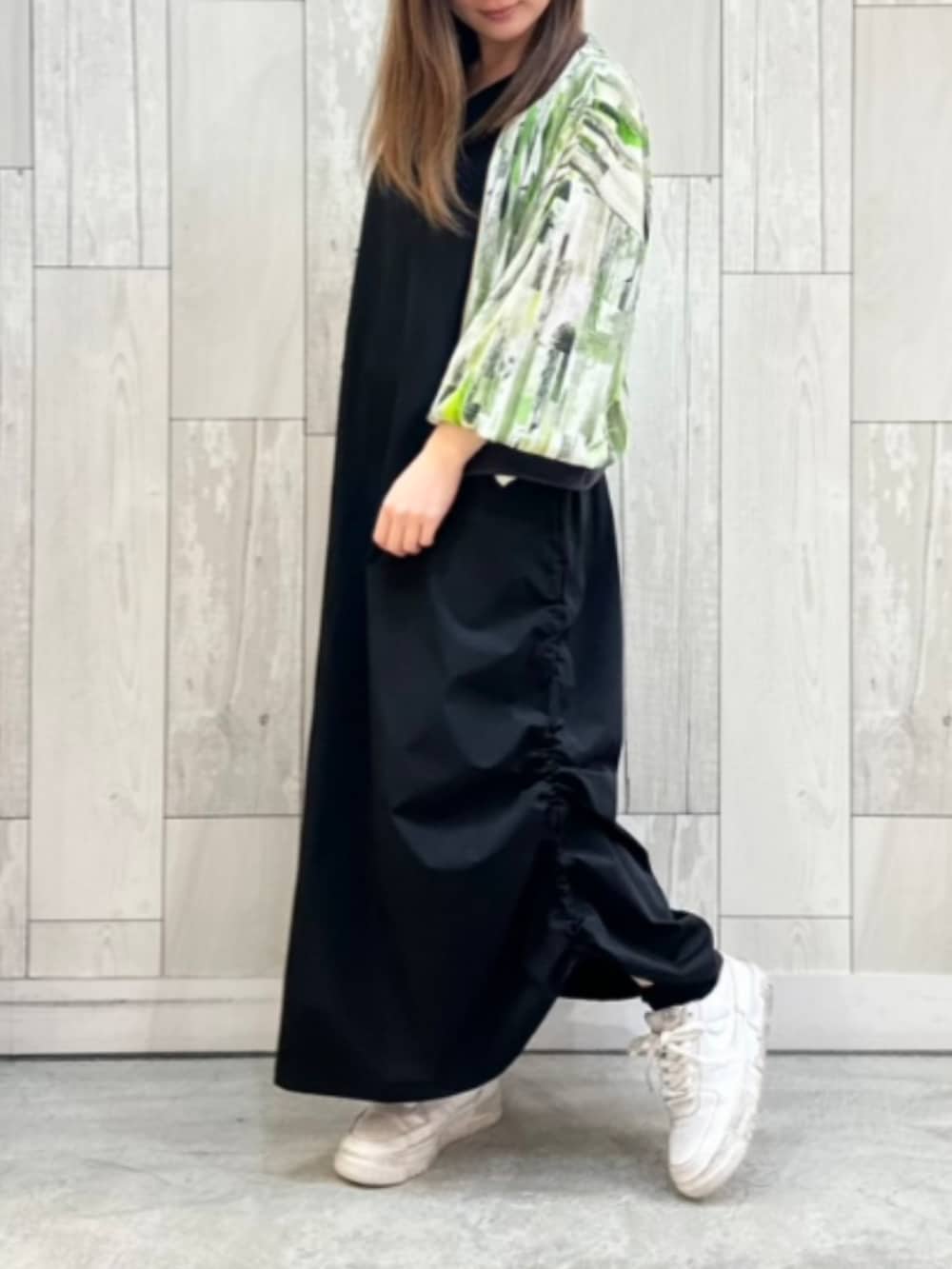 ブラック系のワンピース、グリーン系のブルゾンを着用したレディースの春コーディネートの2枚目の写真