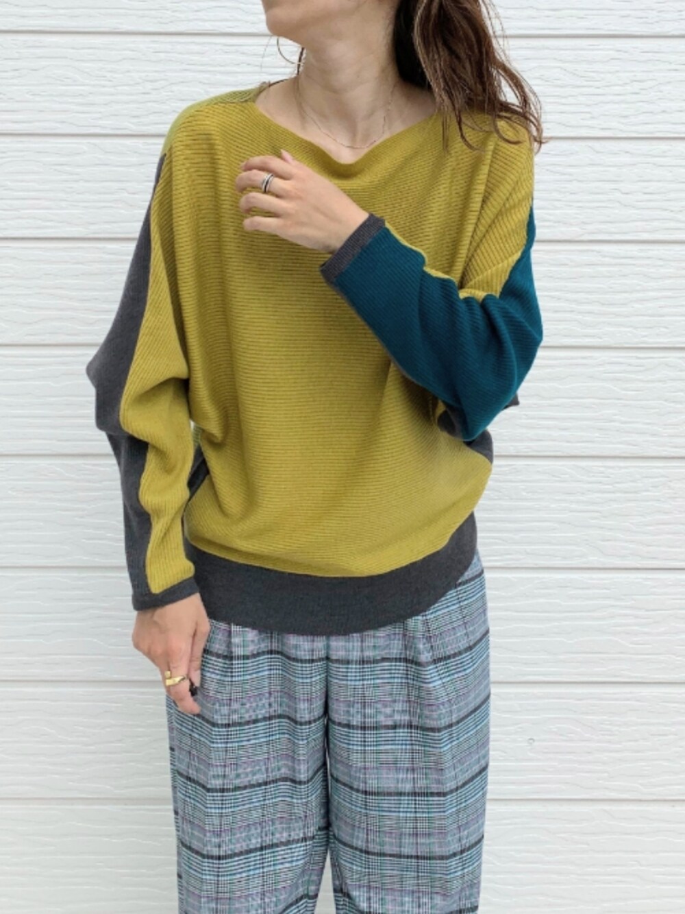 ブラウン系のその他パンツ、ブラック系のローファー、イエロー系のニット/セーターを着用したレディースの夏コーディネートの4枚目の写真